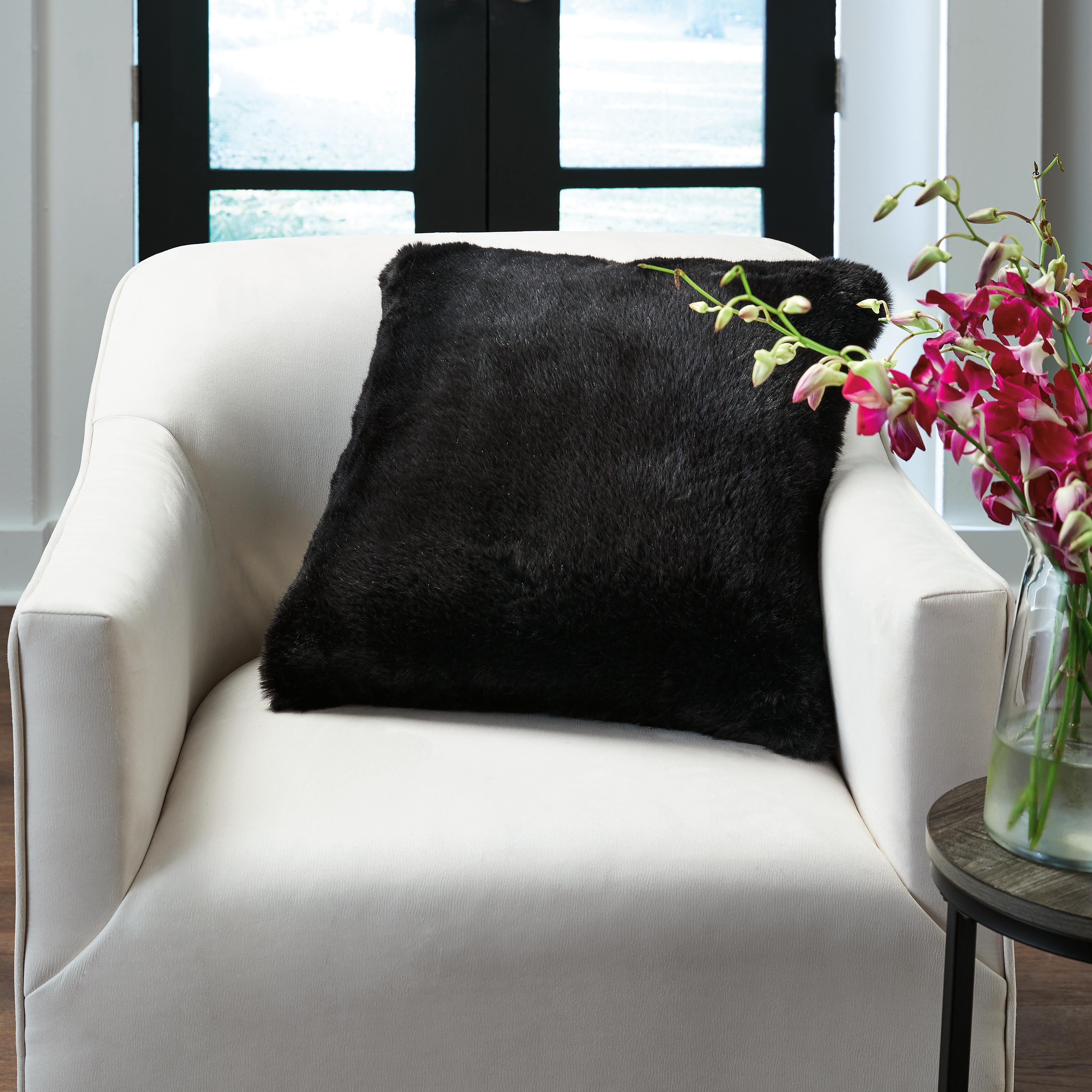 Gariland Pillow, Black, large