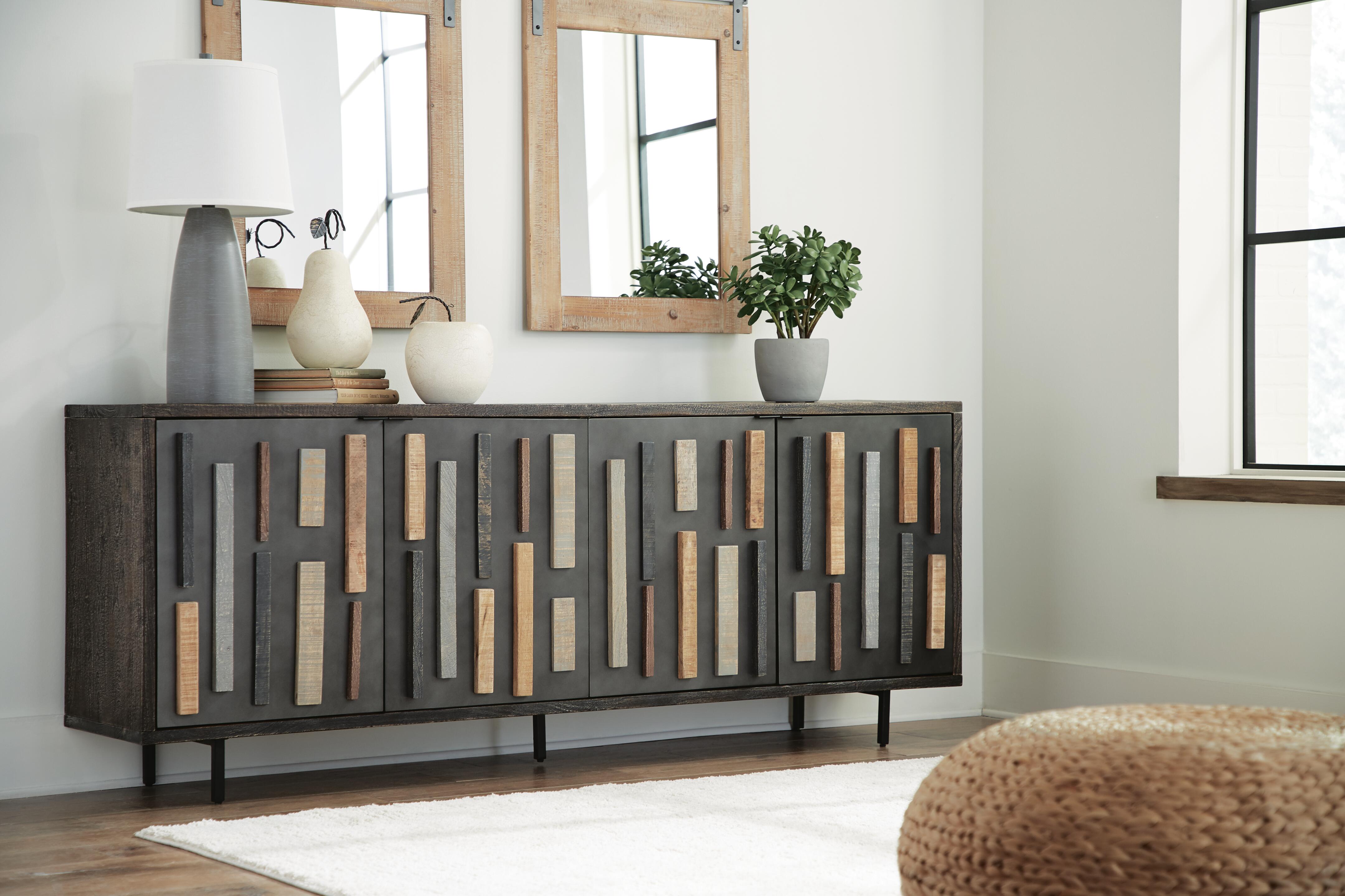 セントポーリア Franchester 4 Door Accent Cabinet | Ashley