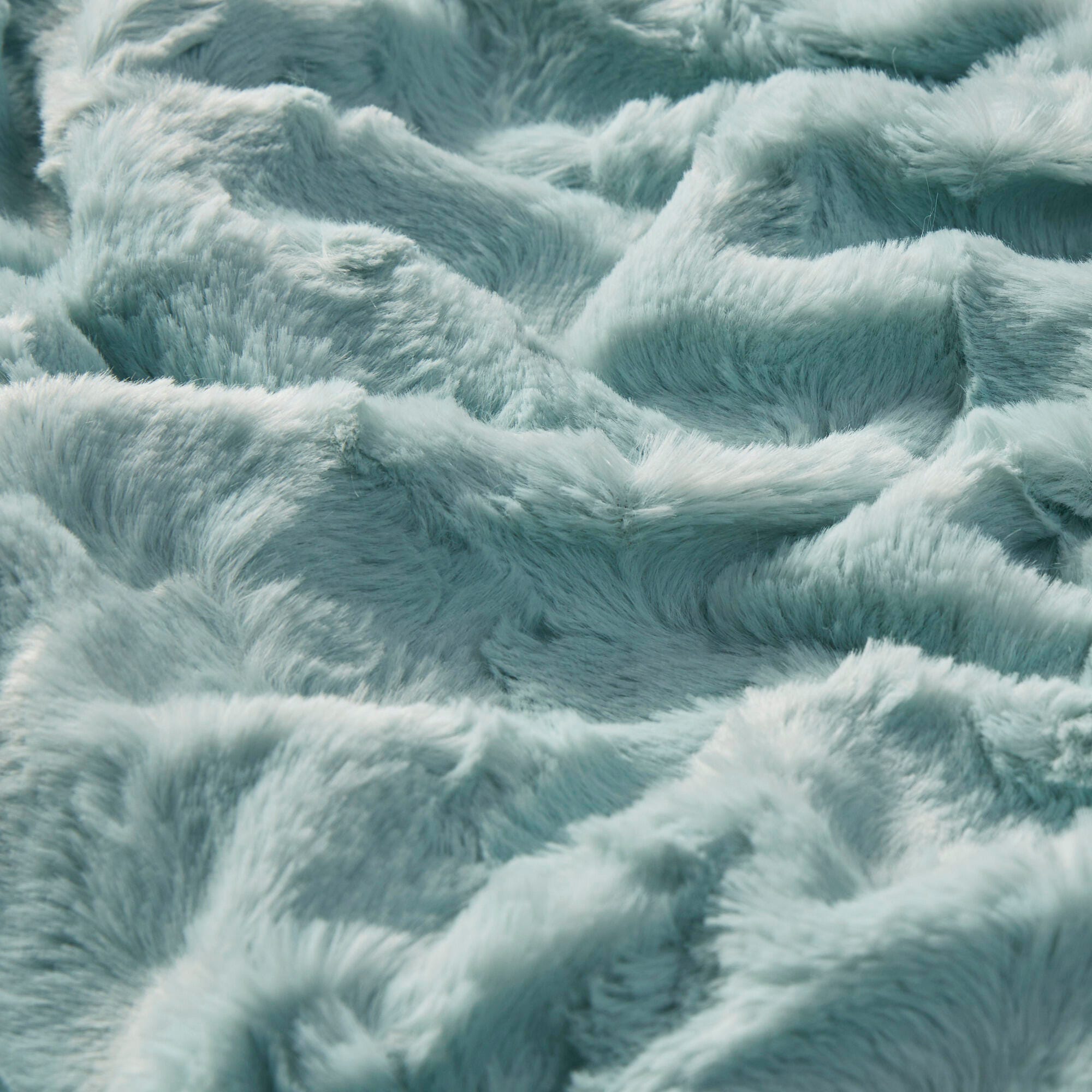 Madison Park Zuri Oversized Faux Fur Reverse to Faux Mink Throw