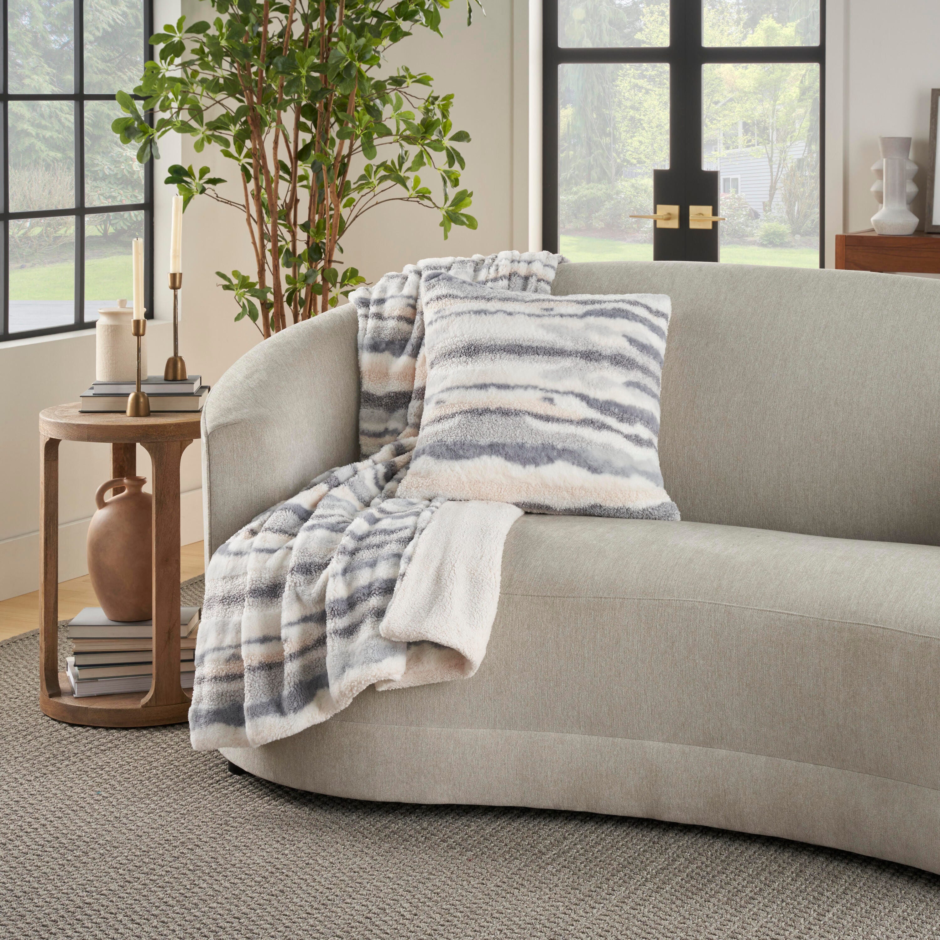 Mina Victory Faux Fur Jaquard Faux Fur Indoor Throw Blanket, Blue, large