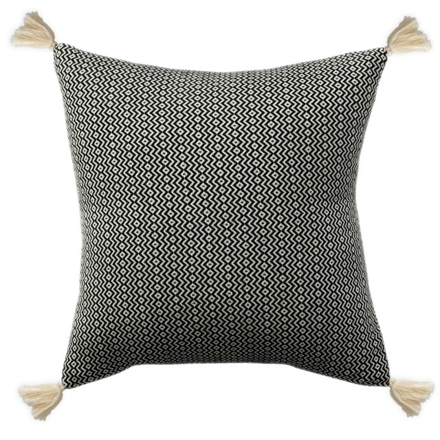 Suvii Home Ruby Decorative Throw Pillow