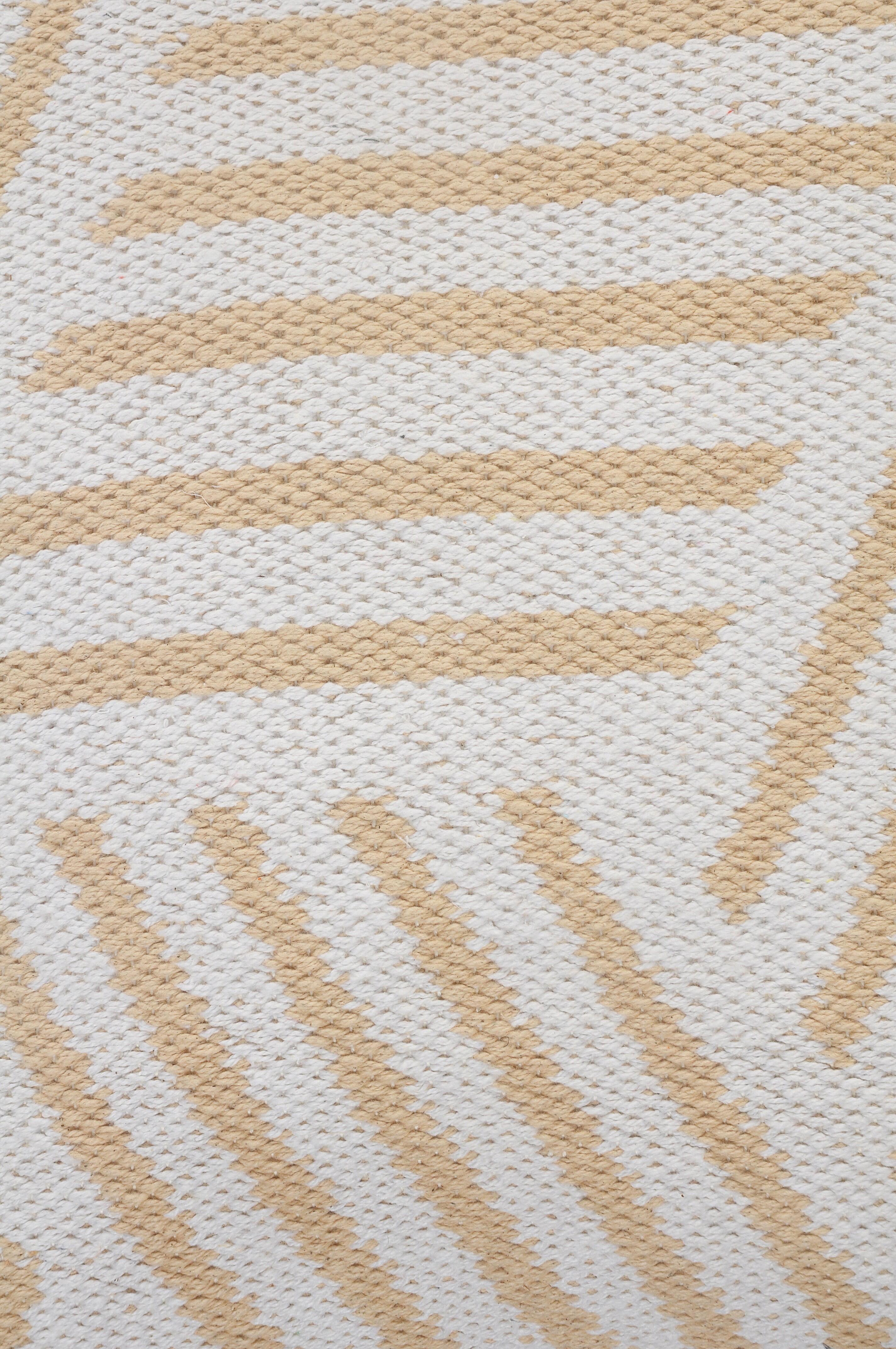 Swatch color Tan/White 
