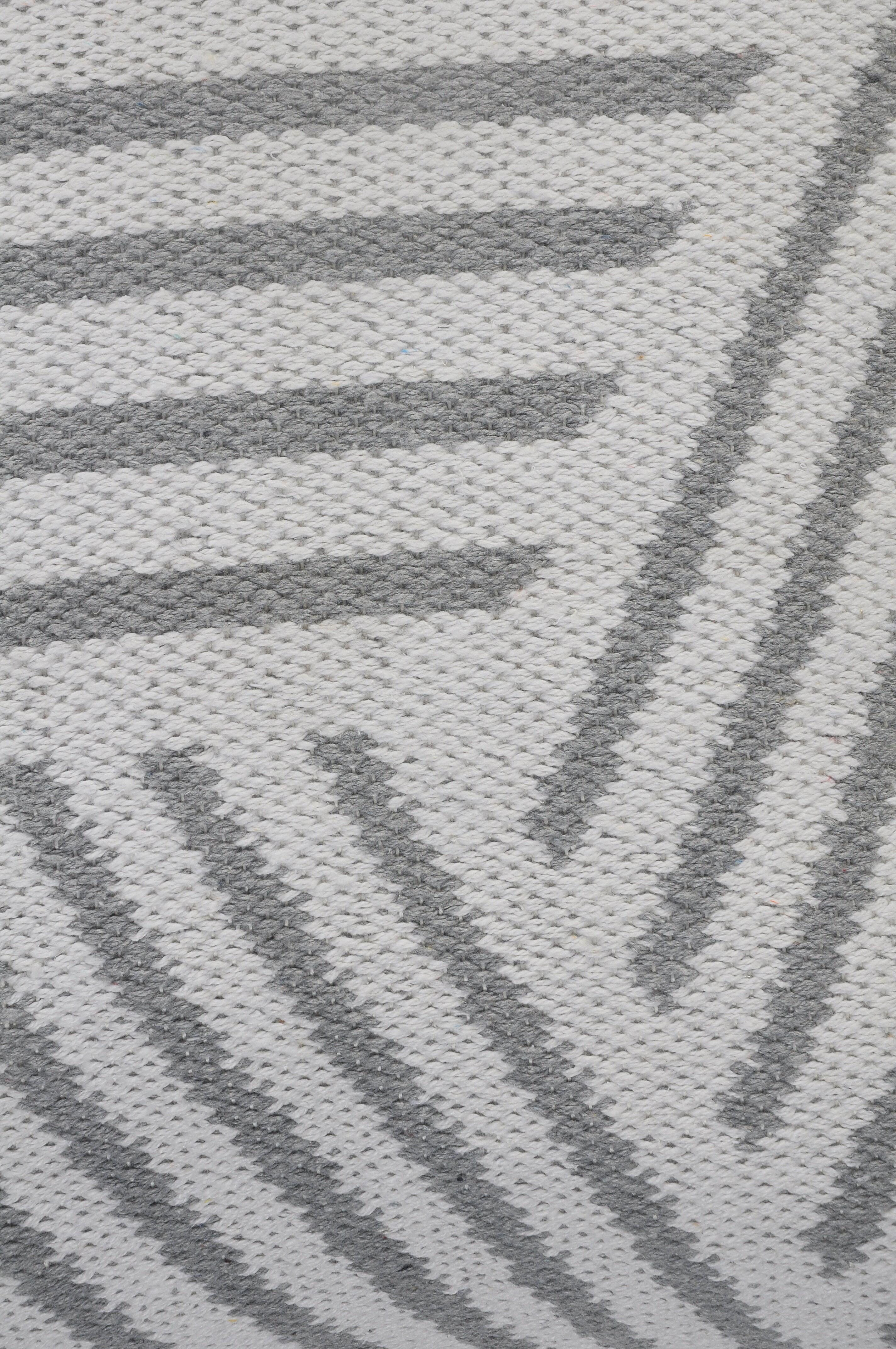 Swatch color Gray/White , product with this swatch is currently selected