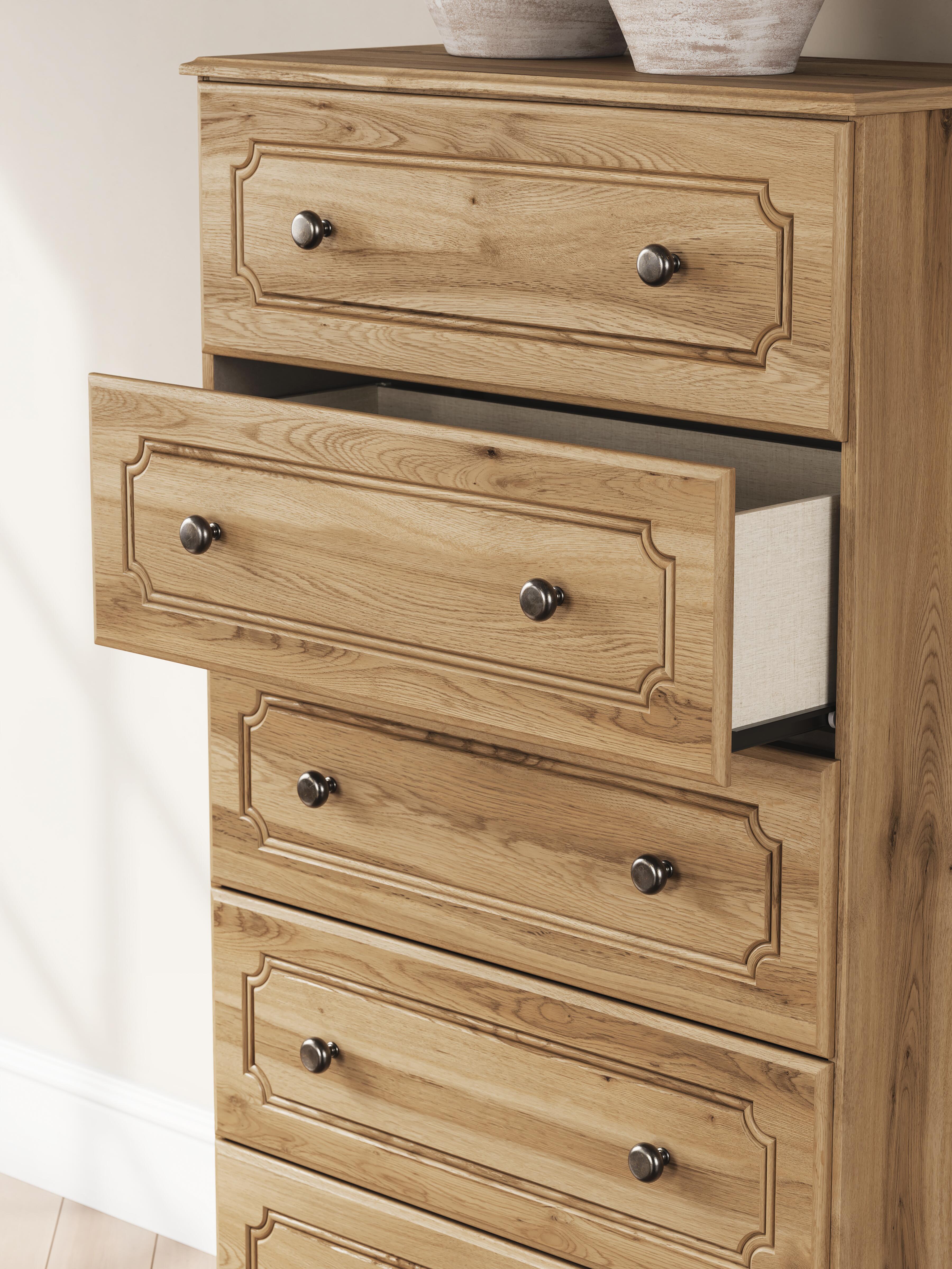 Galletyn Chest of Drawers - image 10