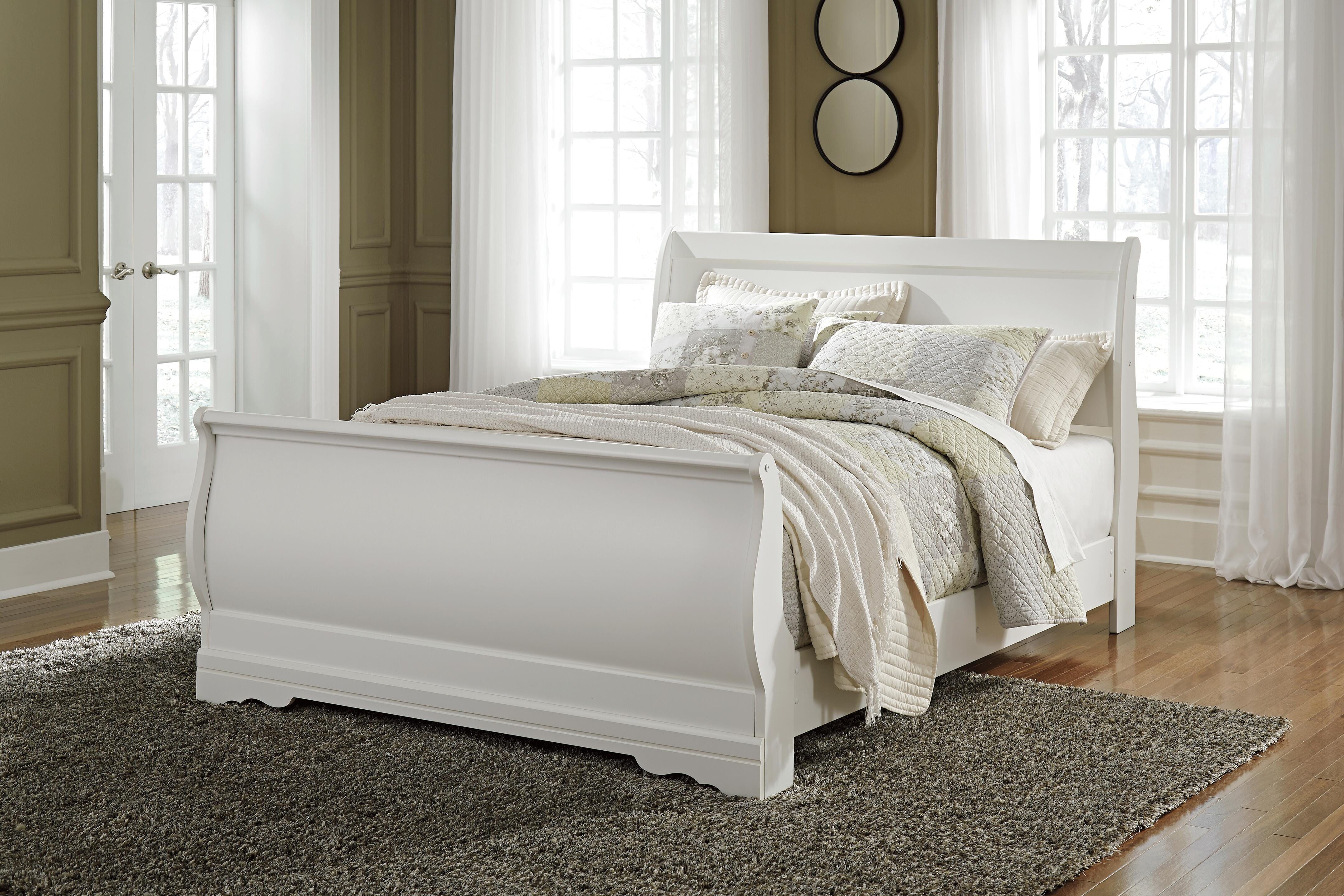 Cama Queen Anarasia con cabecera de trineo, cómoda, espejo y 2 mesitas de noche - image 6