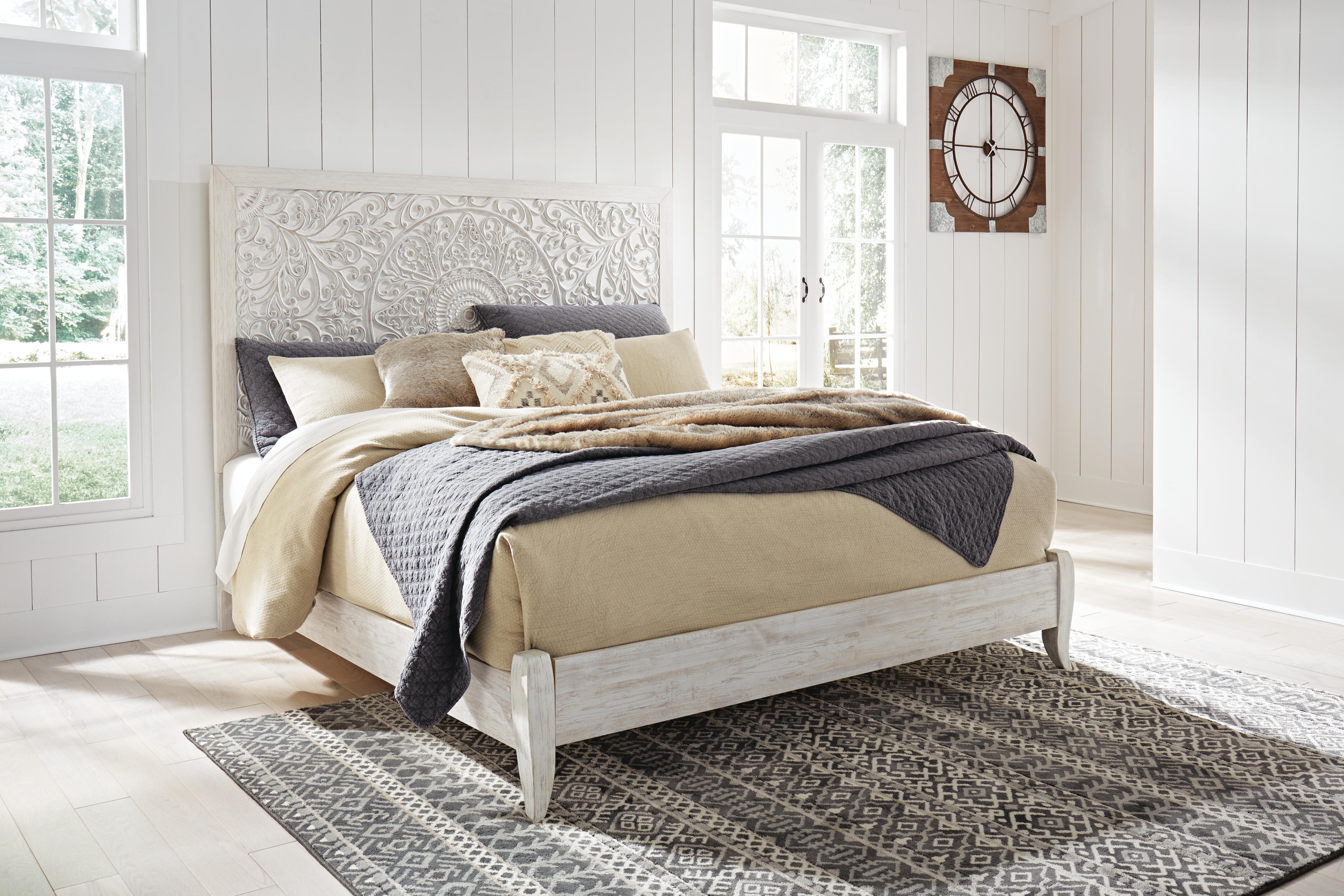 Juego de dormitorio Paxberry King (cama, cómoda y mesita de noche) - image 20