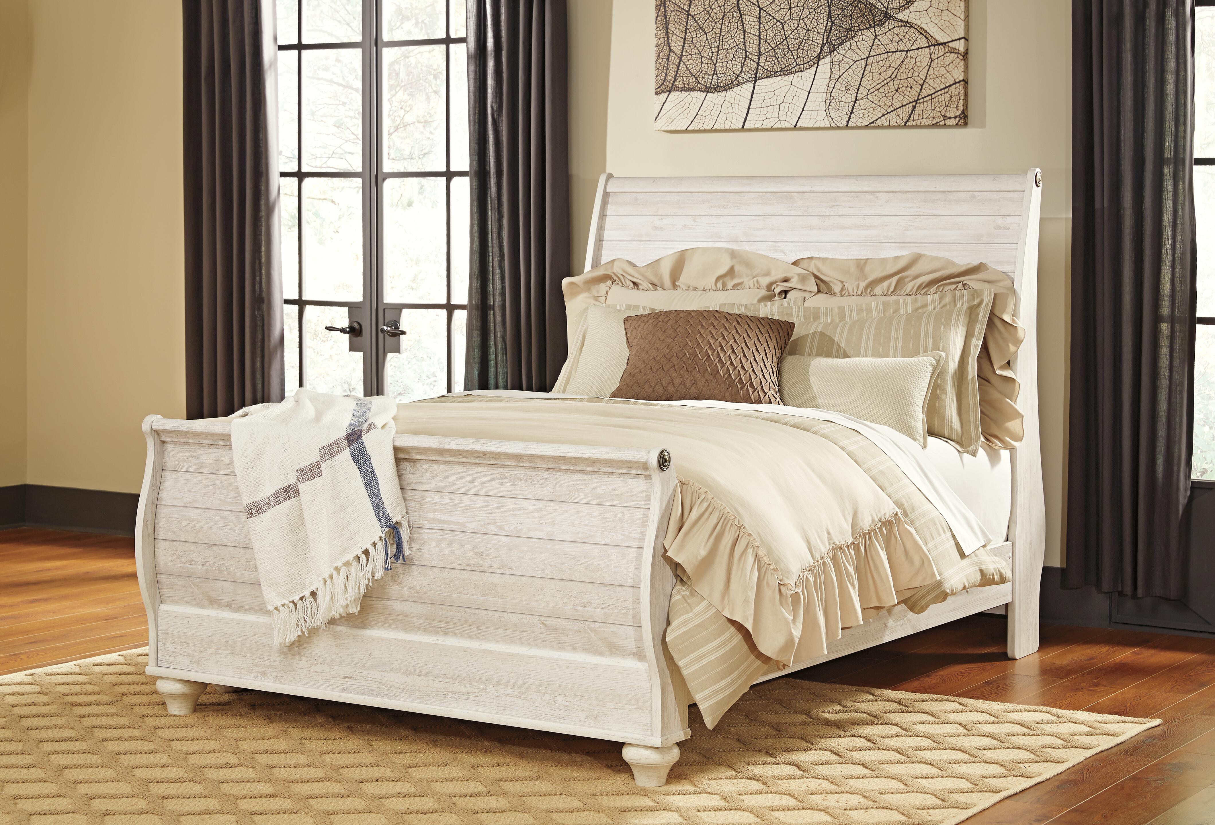 Cama Queen con cabecero y pie de cama estilo trineo Willowton, cómoda y espejo - image 7