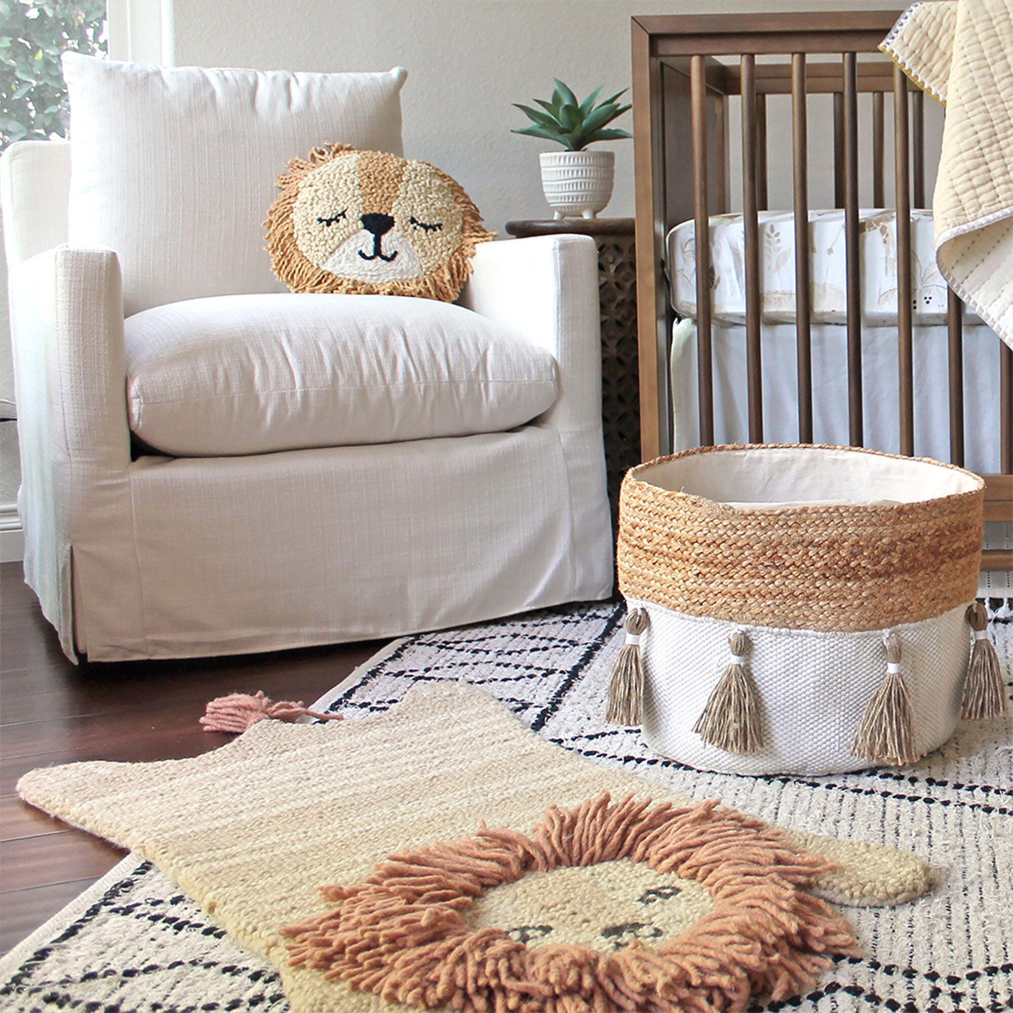 Crane Baby Lion 2' x 3' Area Rug, , rollover