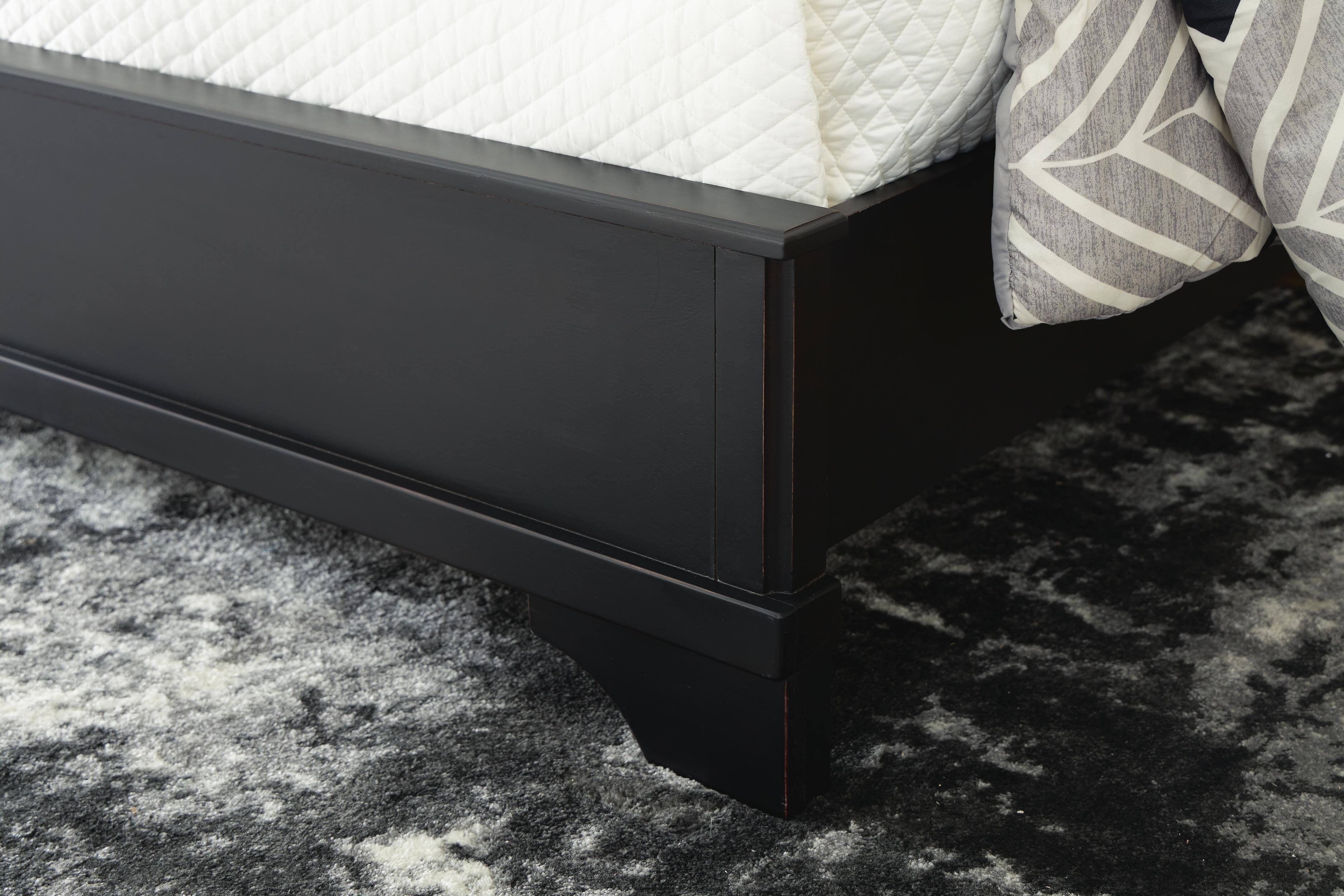 Chylanta Queen Sleigh Bed, Black, large