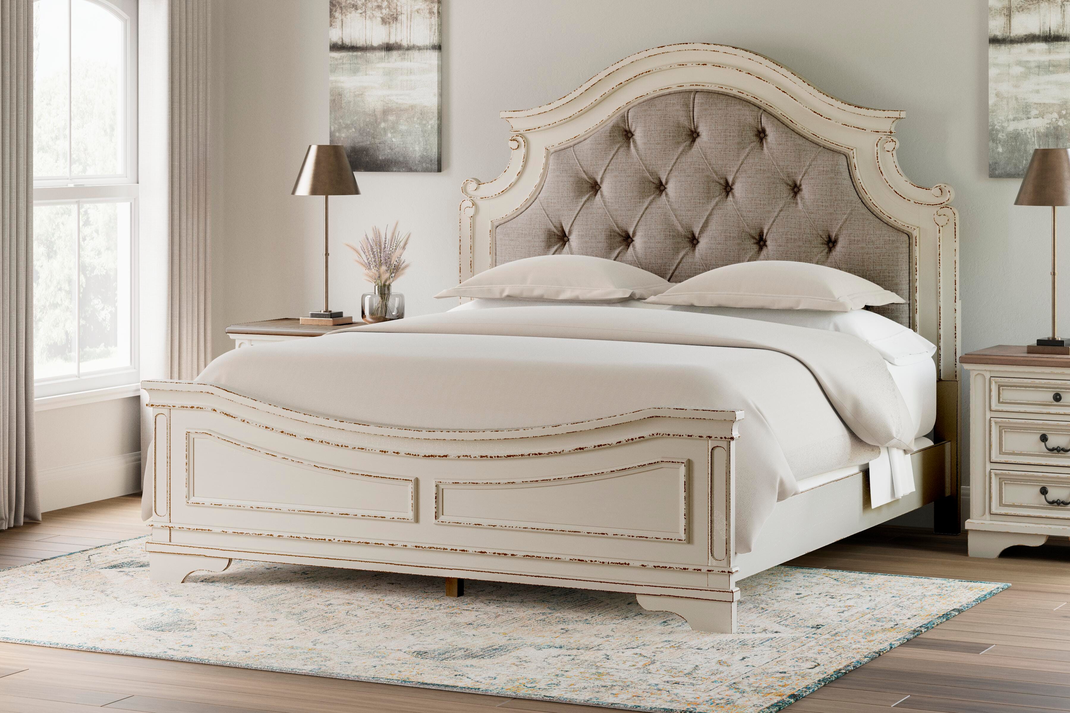Cama king, cómoda y 2 mesitas de noche Realyn - image 9