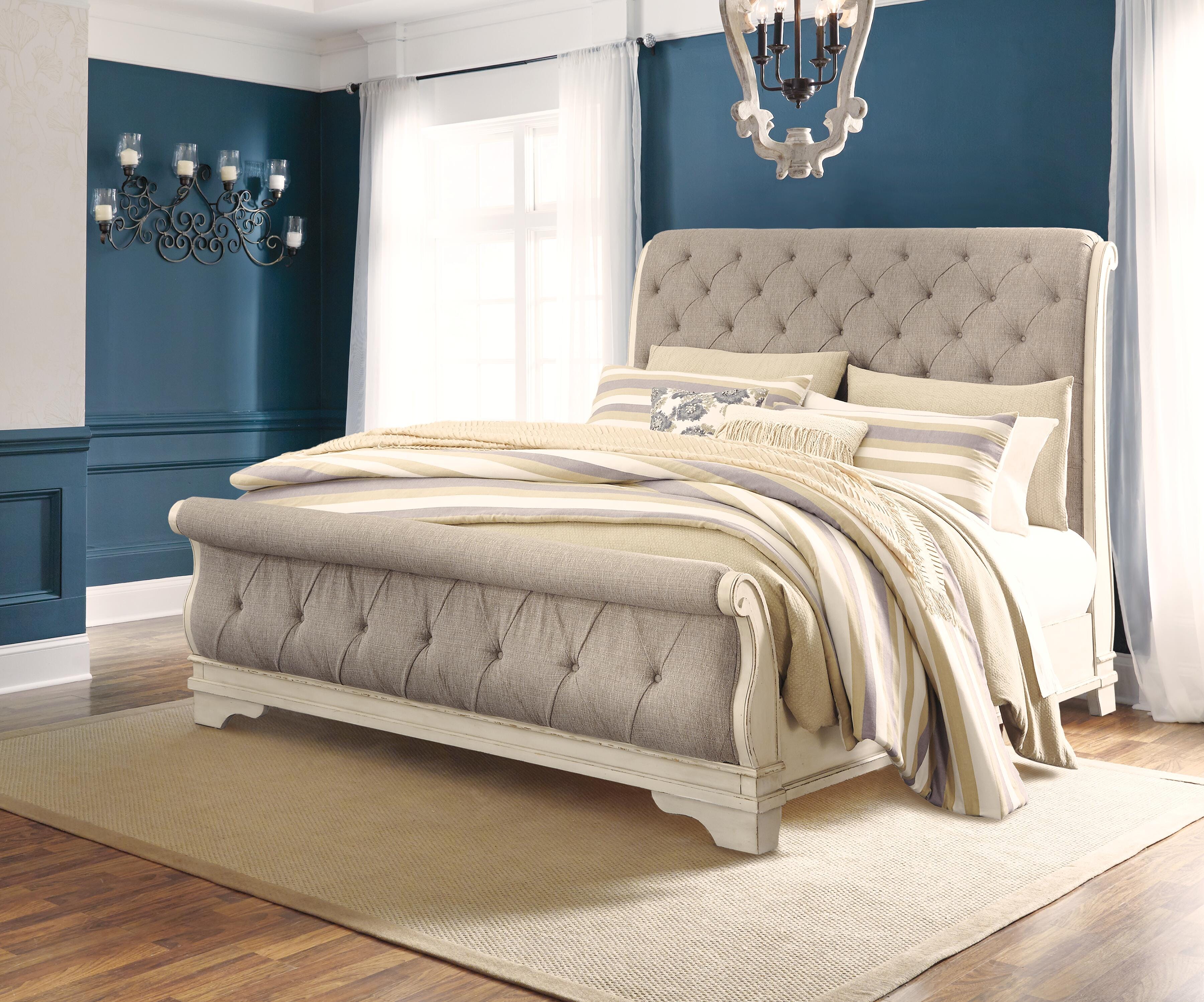 Cama trineo, tocador con espejo y mesita de noche Realyn King - image 12