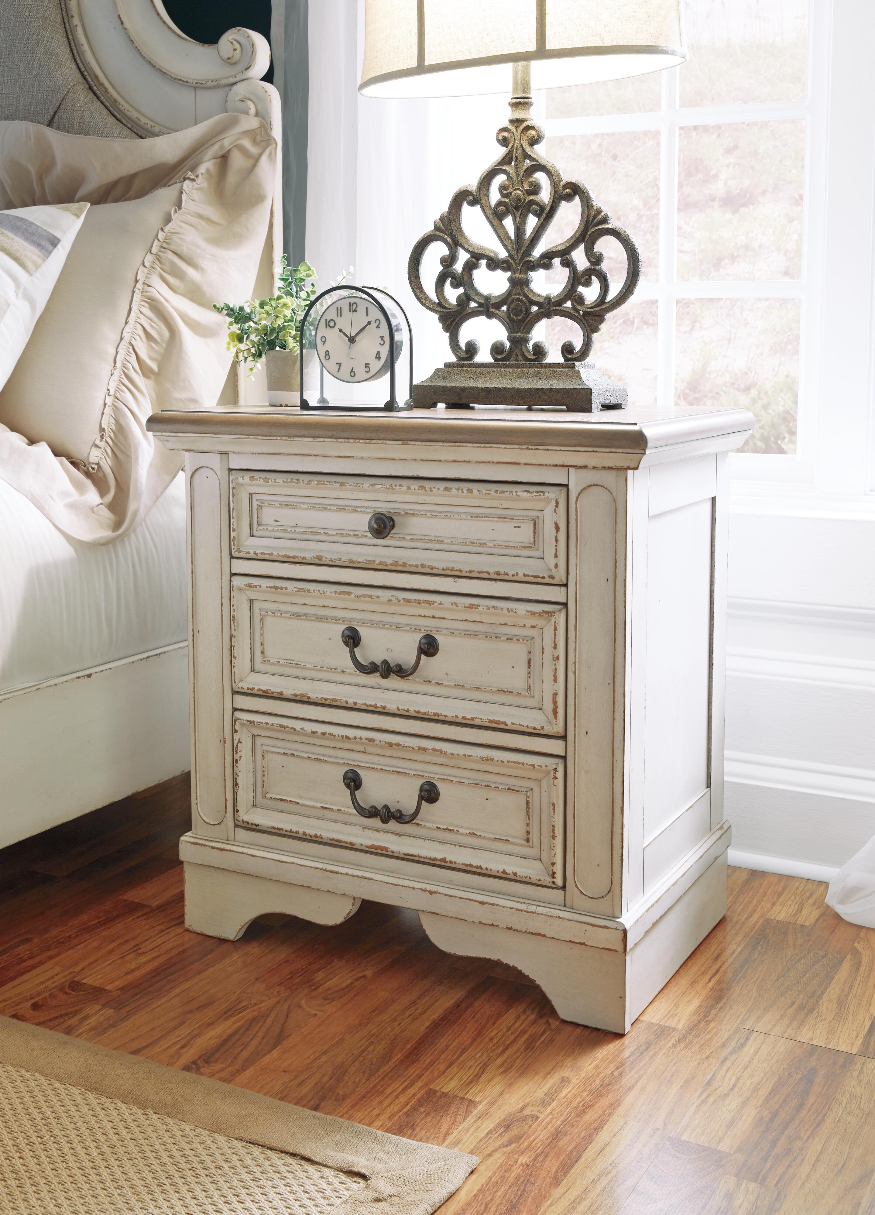 Cama King Panel Realyn, Cómoda, Espejo, Chifonier y Mesita de Noche - image 17