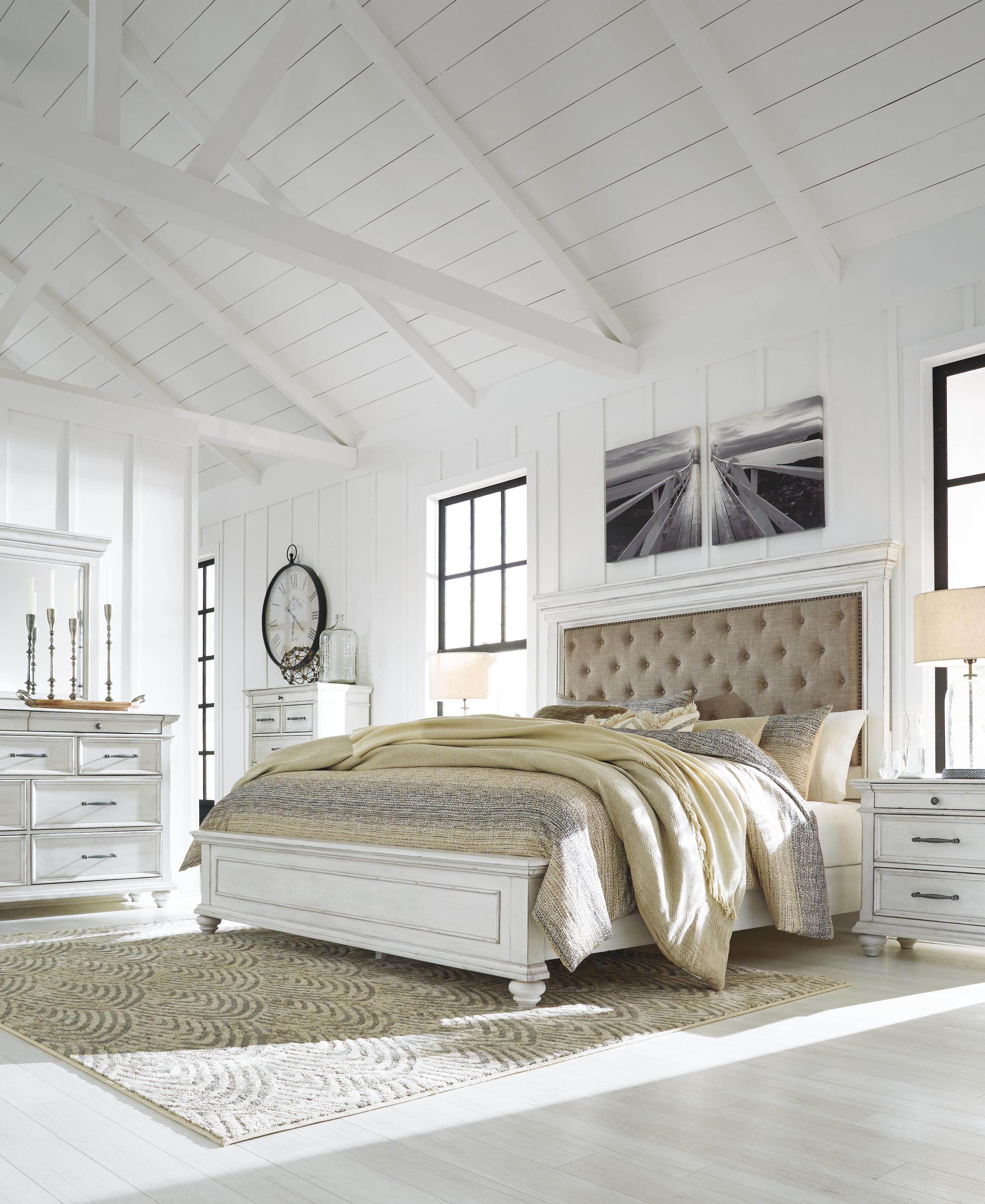 Cama con paneles tapizados Kanwyn Cal King, cómoda, espejo y baúl - image 14