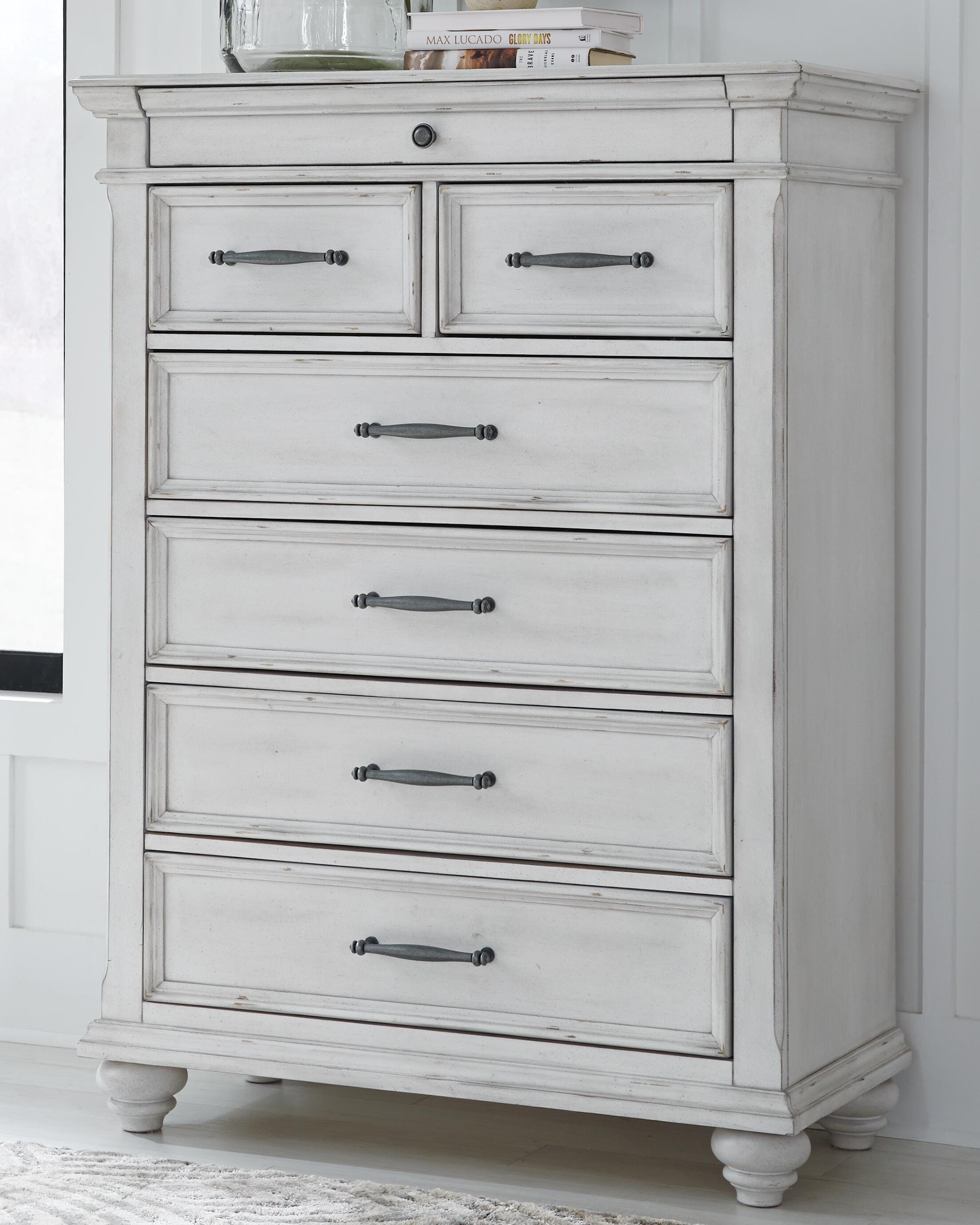Cama Kanwyn King tapizada con panel, cómoda, espejo y cajonera - image 14