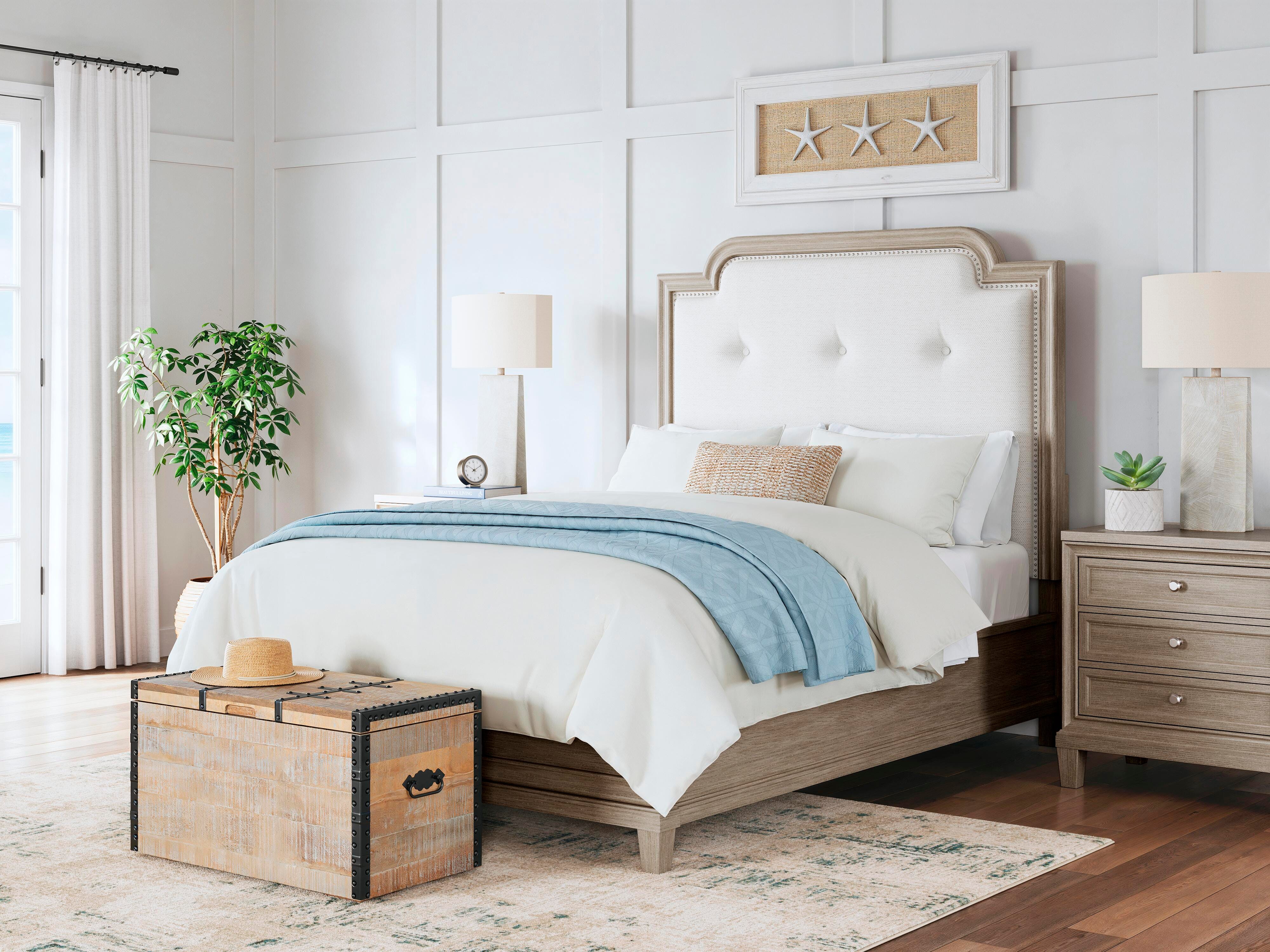 Cama, cómoda y espejo tapizados de panel de tamaño Queen Jorlaina - image 11