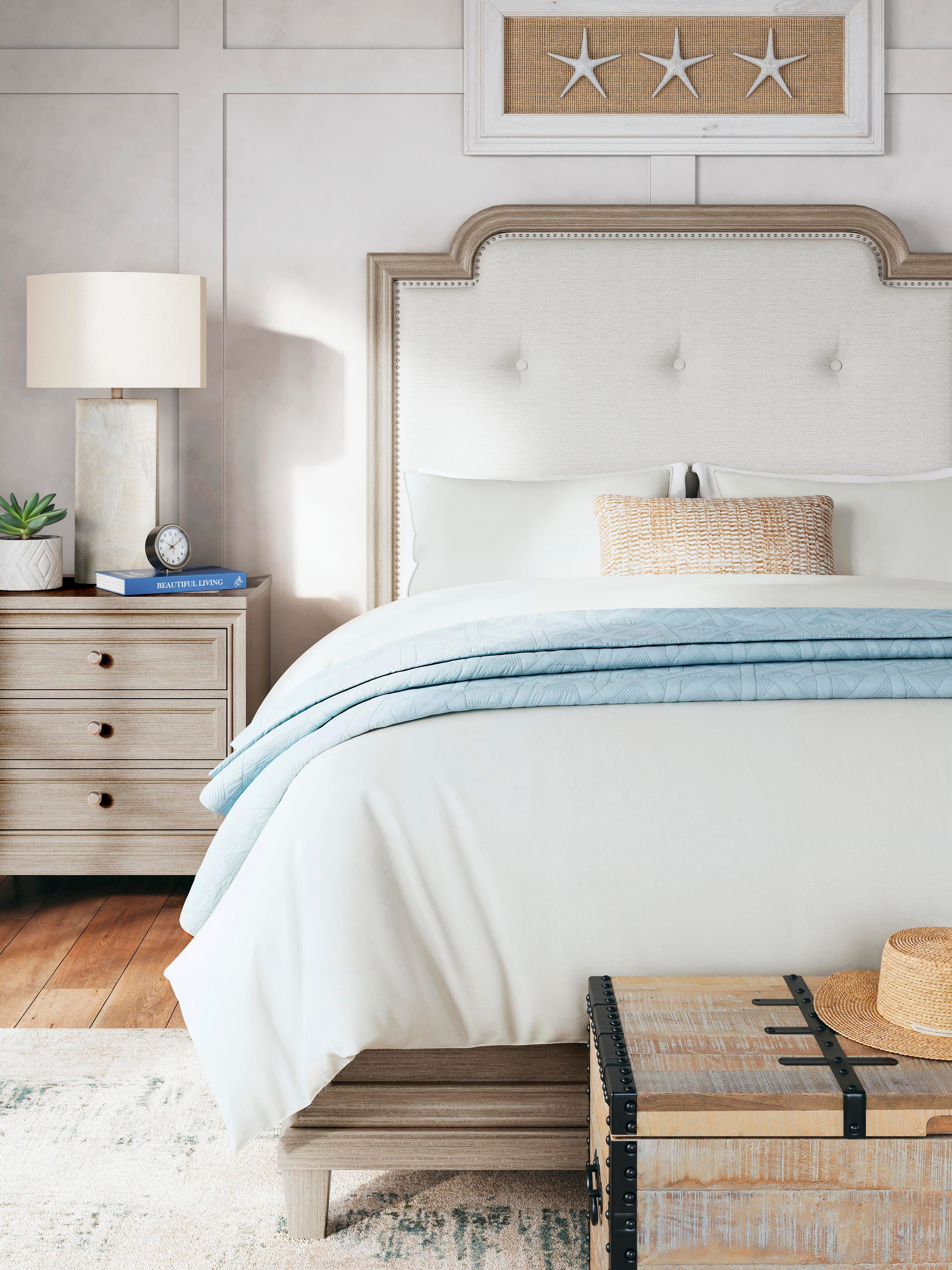 Cama, cómoda y espejo tapizados de panel de tamaño Queen Jorlaina - image 12