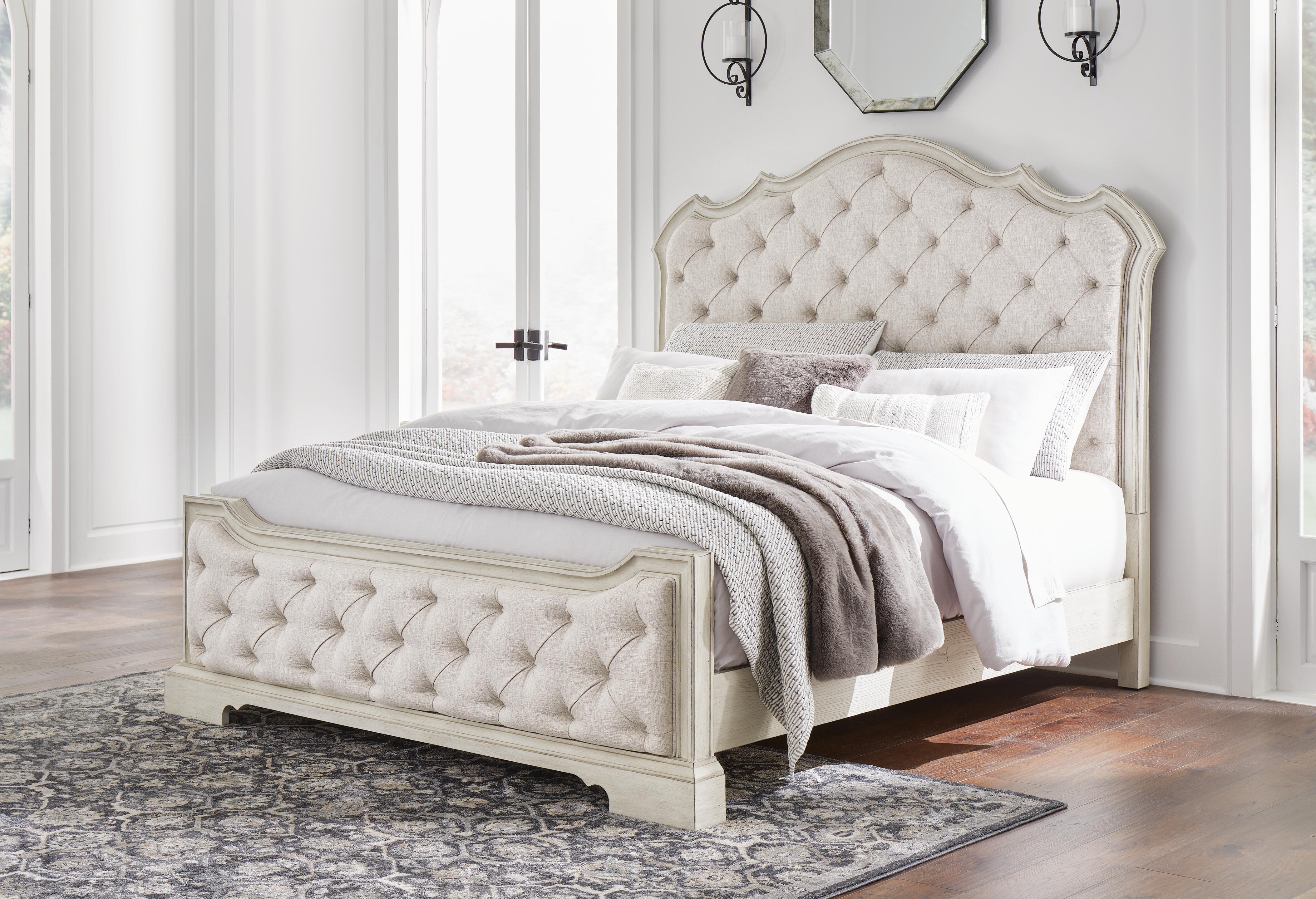 Cama Arlendyne tapizada tamaño King, cómoda y espejo - image 18