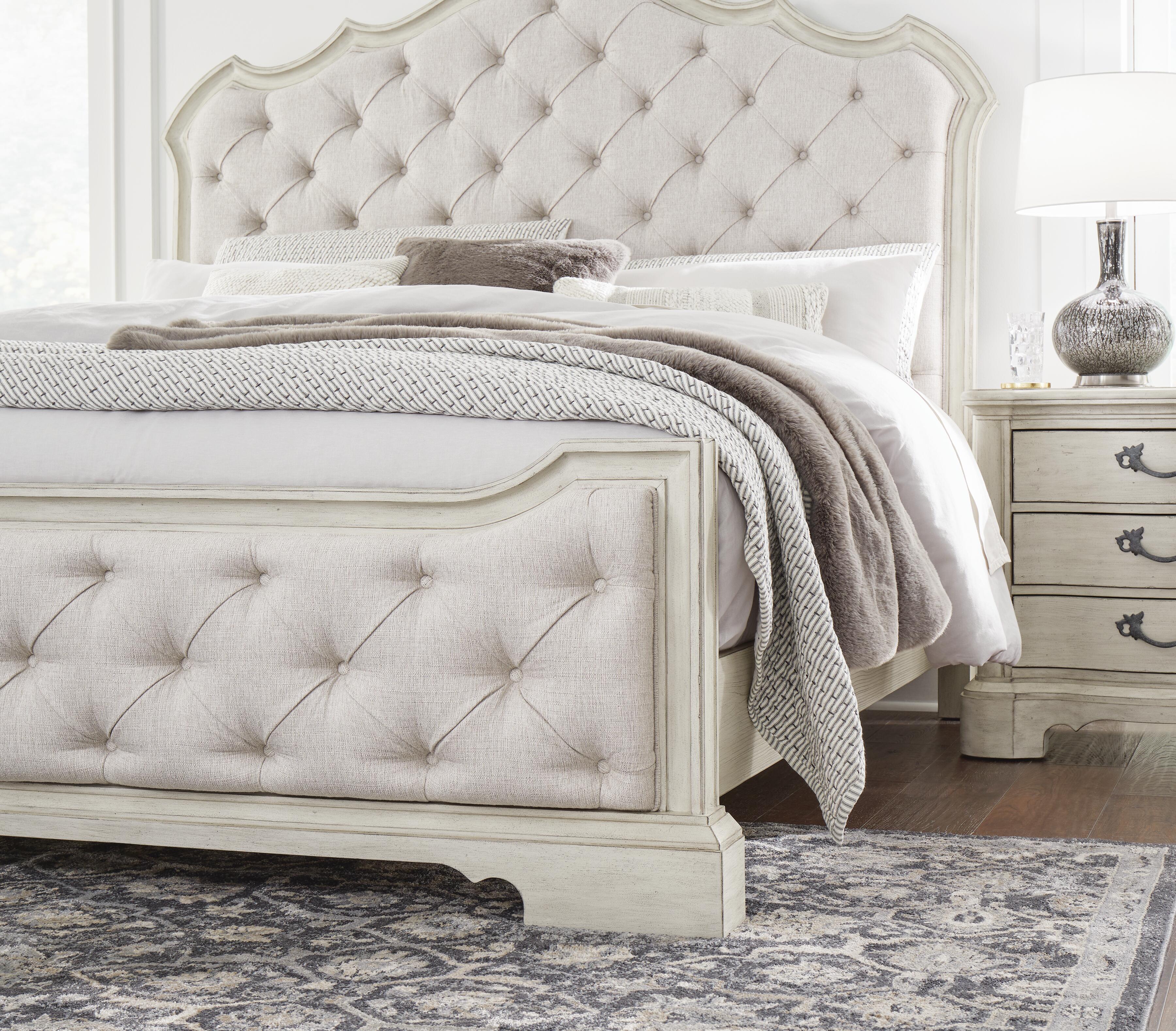 Cama Arlendyne tapizada tamaño King, cómoda y espejo - image 19