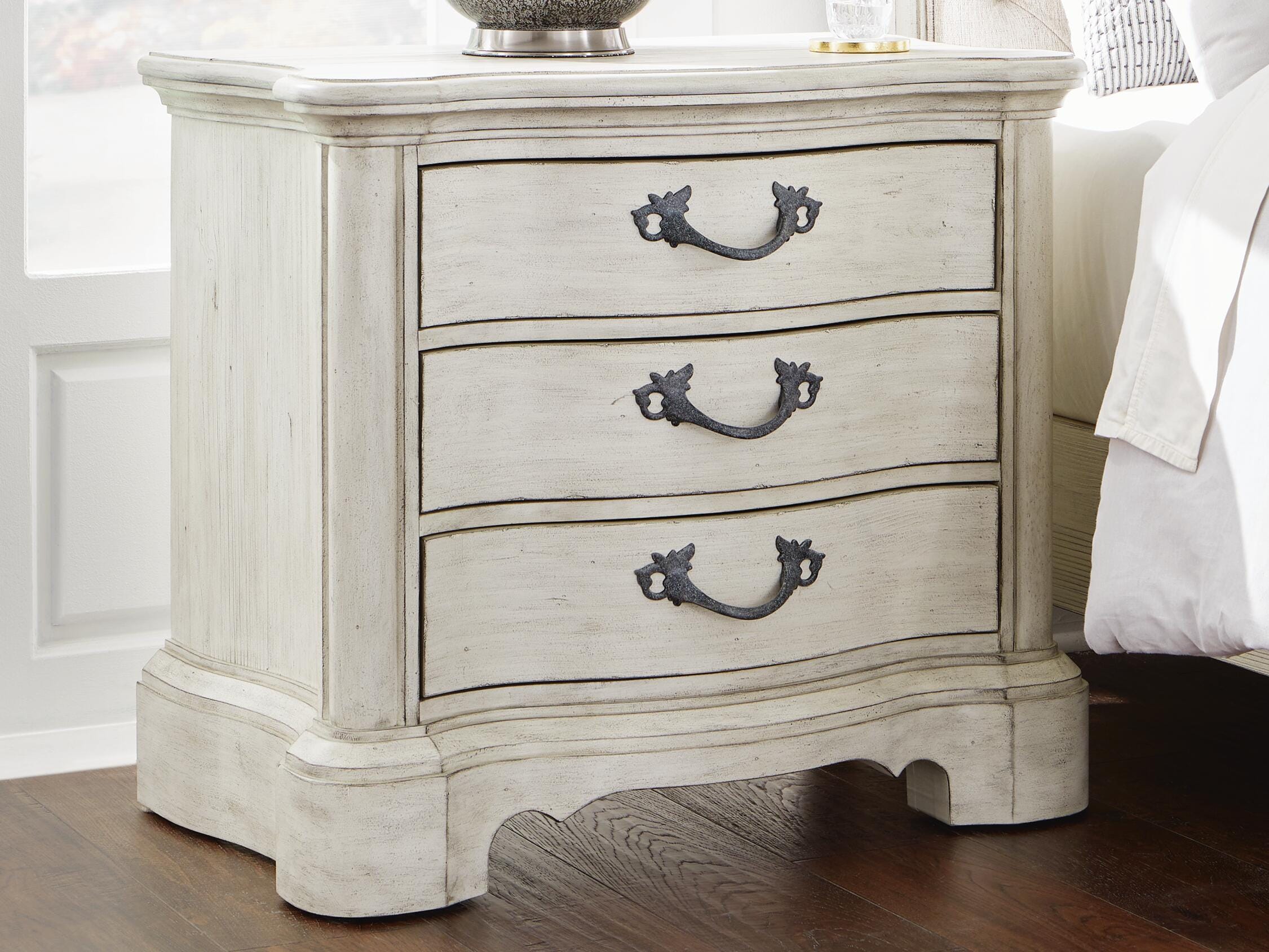 Arlendyne Queen Upholstered Panel Bed and 2 Nightstands - image 15