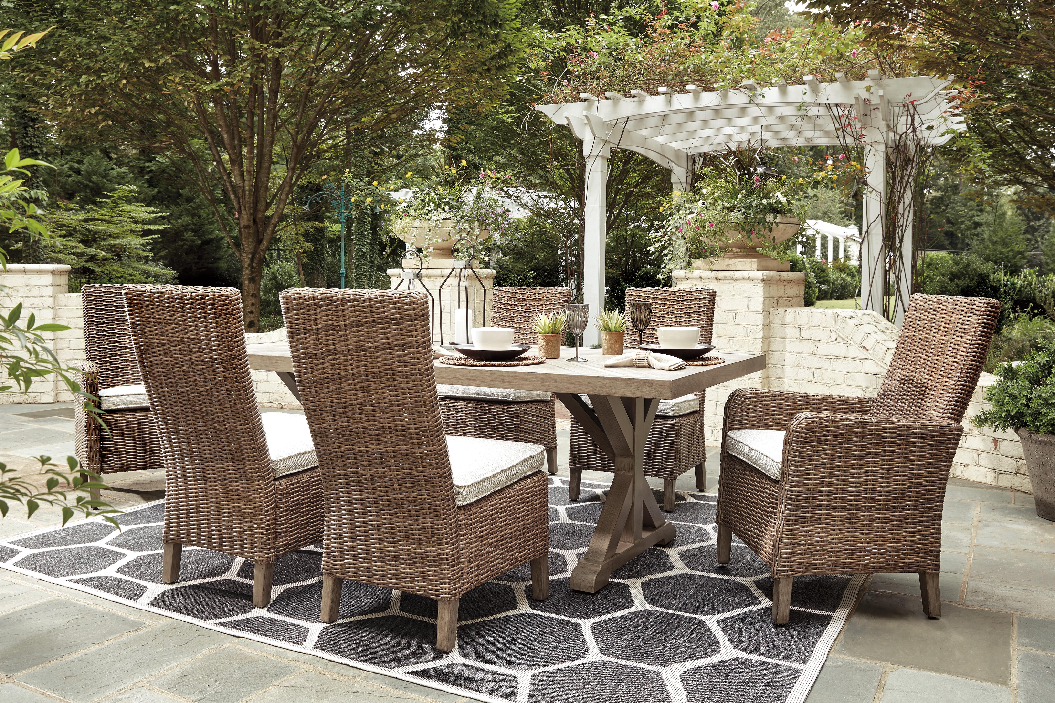 Mesa de comedor de exterior Beachcroft con 6 sillas - image 1