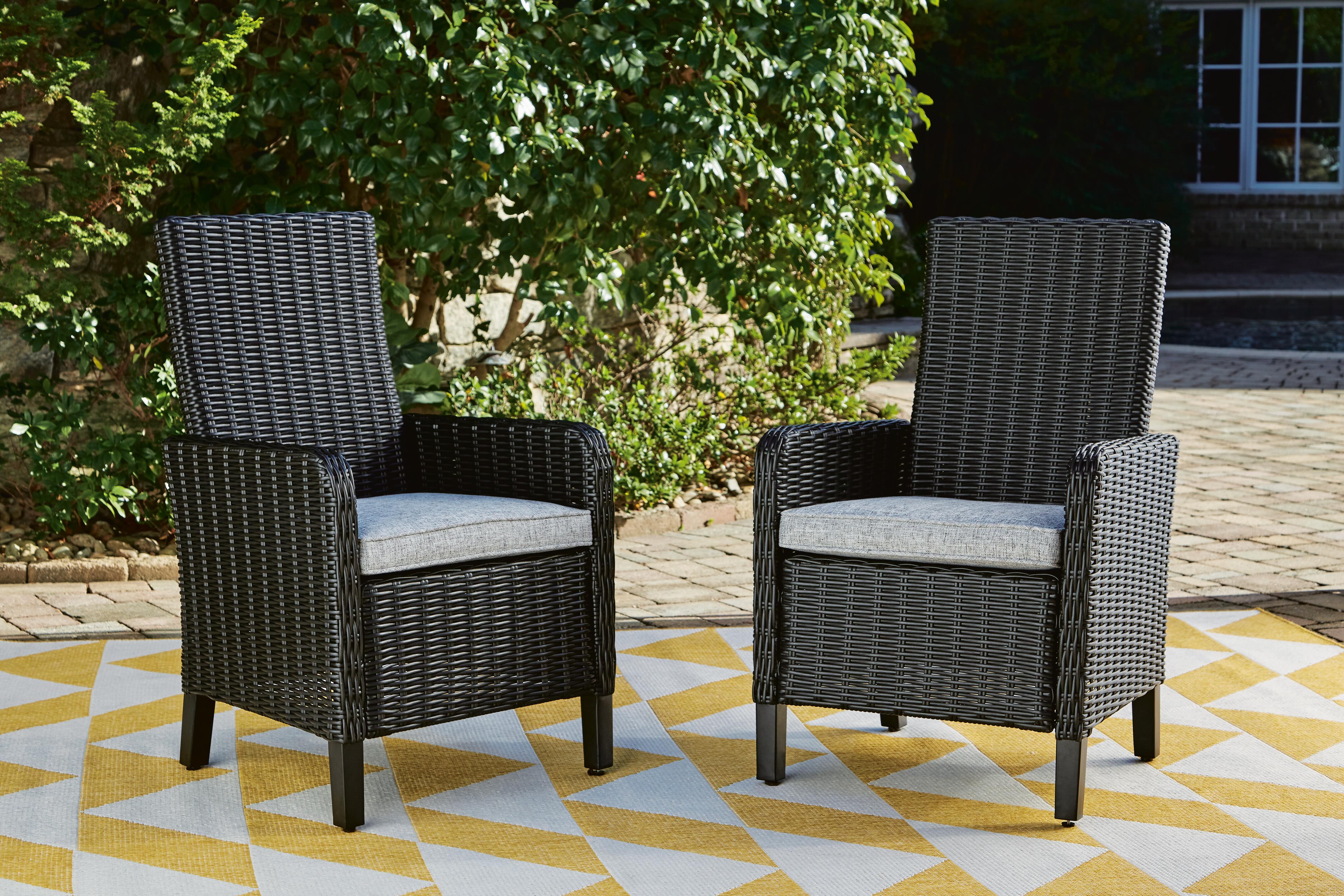 Mesa de comedor Beachcroft para exteriores con 4 sillas y banco - image 31