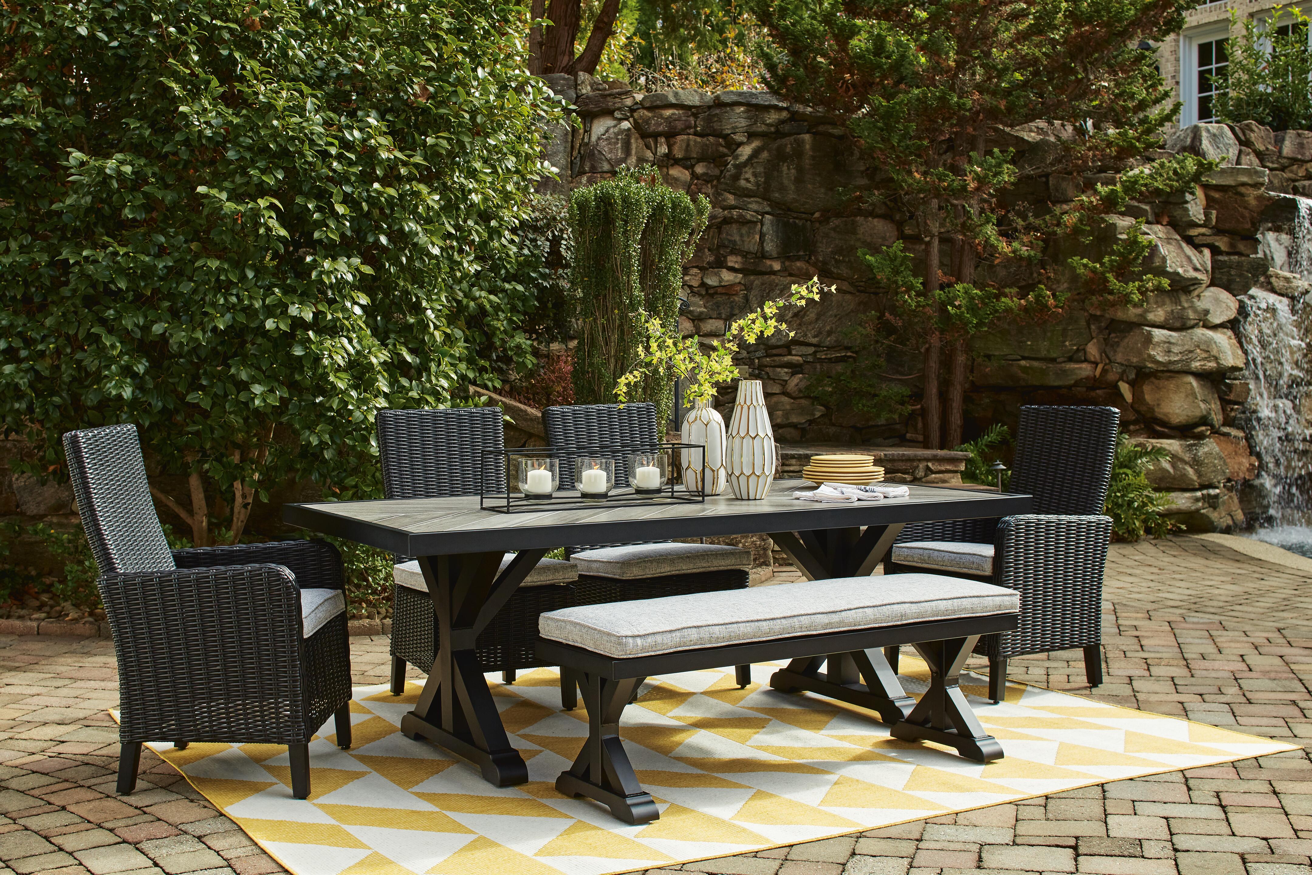 Mesa de comedor Beachcroft para exteriores con 4 sillas y banco - image 1