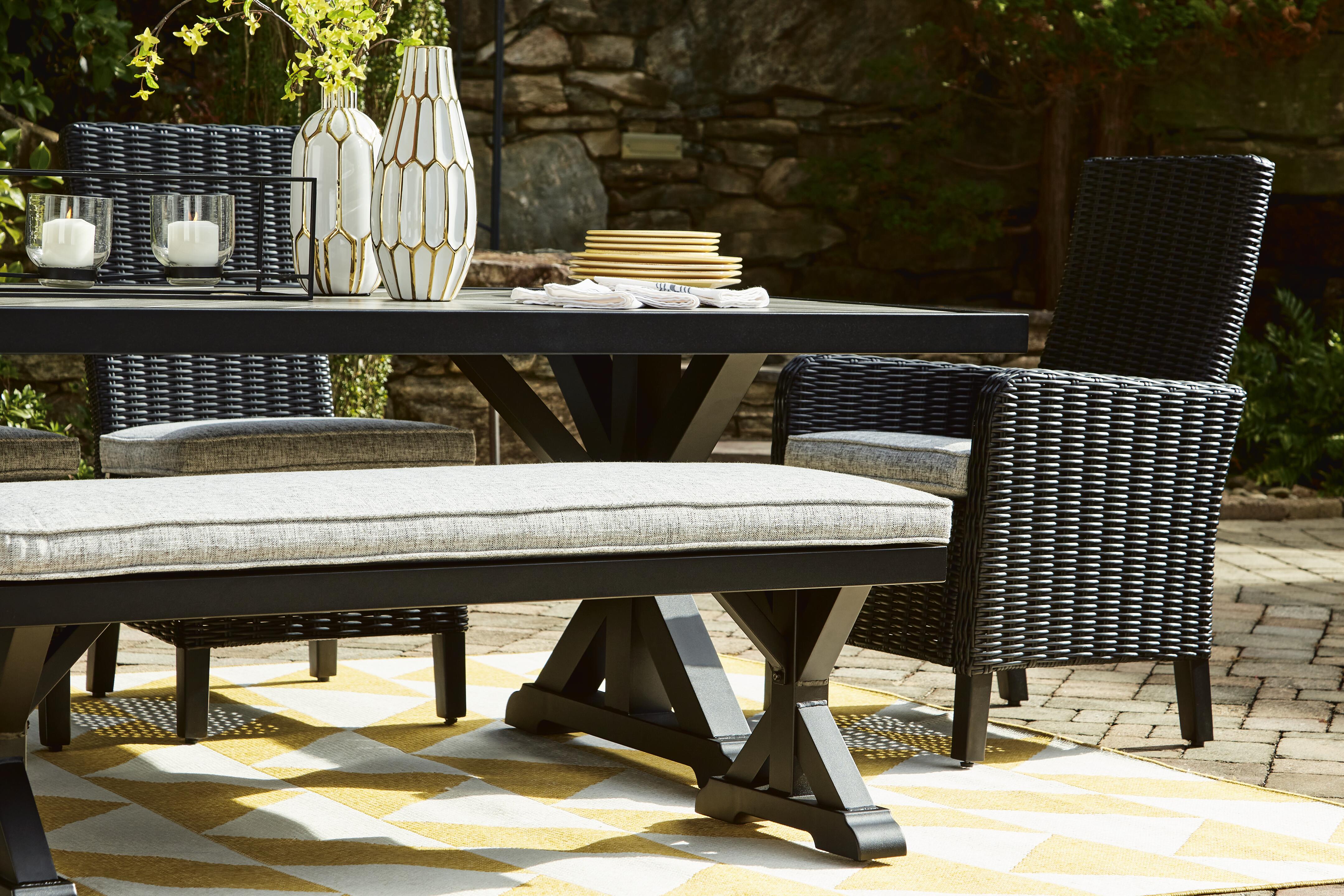 Mesa de comedor Beachcroft para exteriores con 4 sillas y banco - image 35