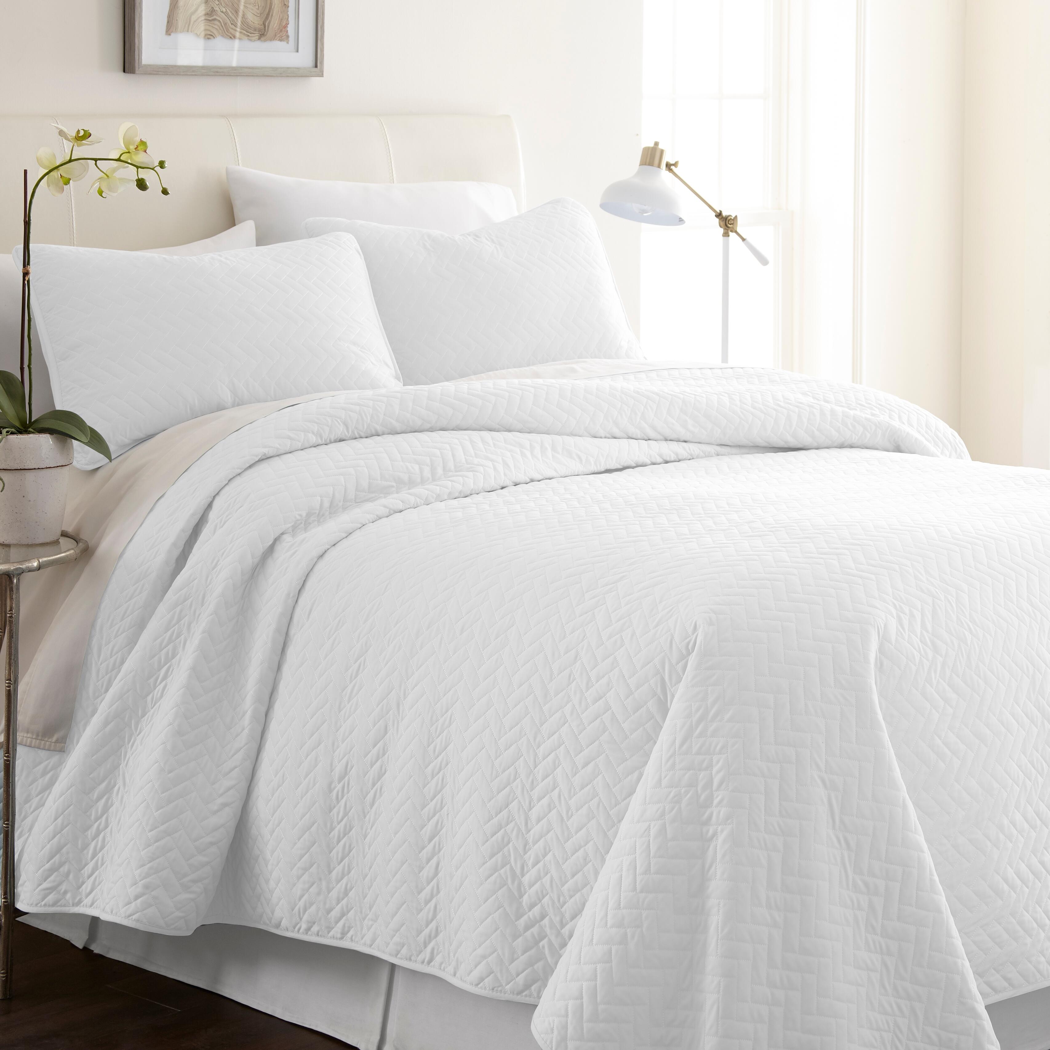 Herring Patterned 3-Piece Full/Queen Quilted Coverlet Set, White, large