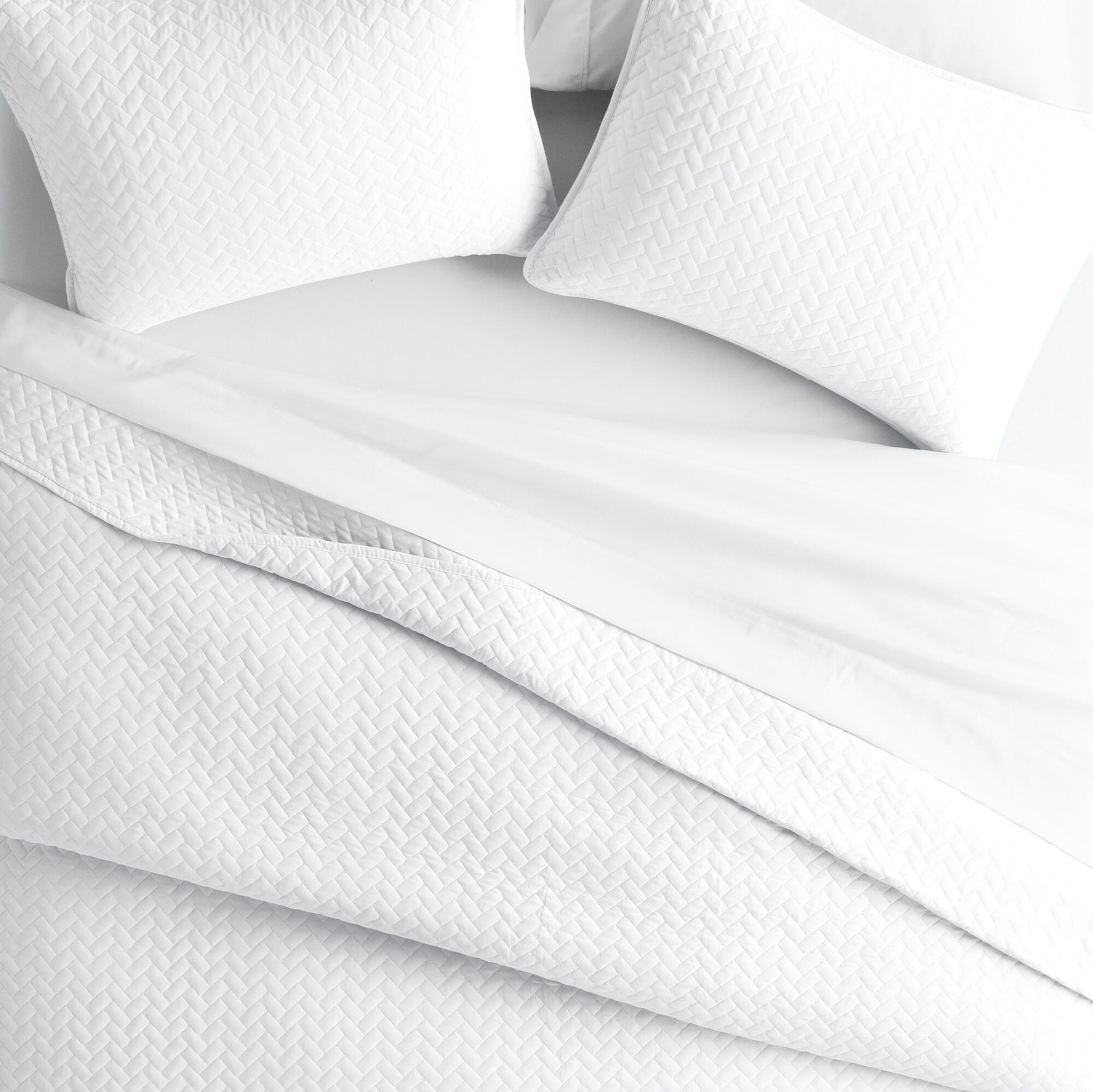 Herring Patterned 3-Piece Full/Queen Quilted Coverlet Set, White, large