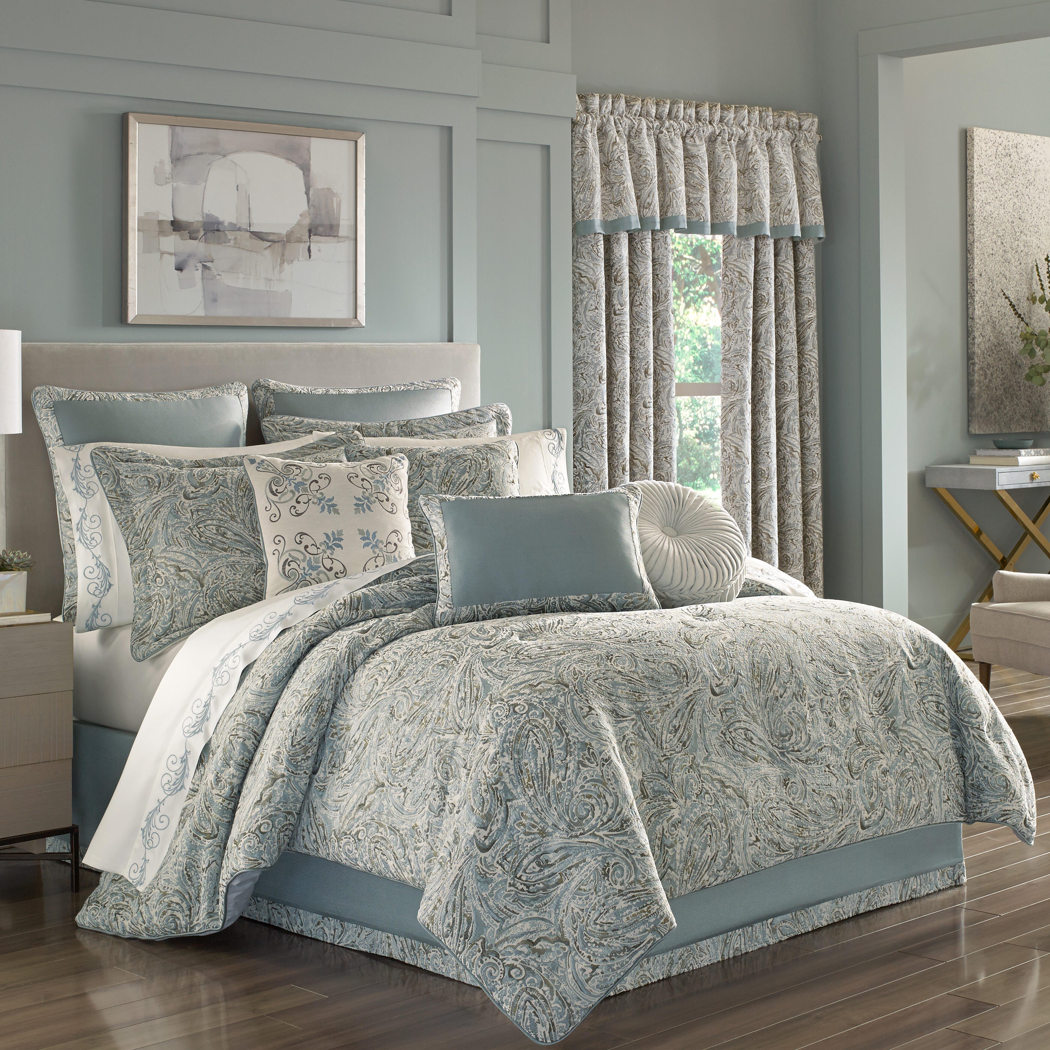 J. Queen New York Giovani Queen 4 Piece Comforter Set | Ashley