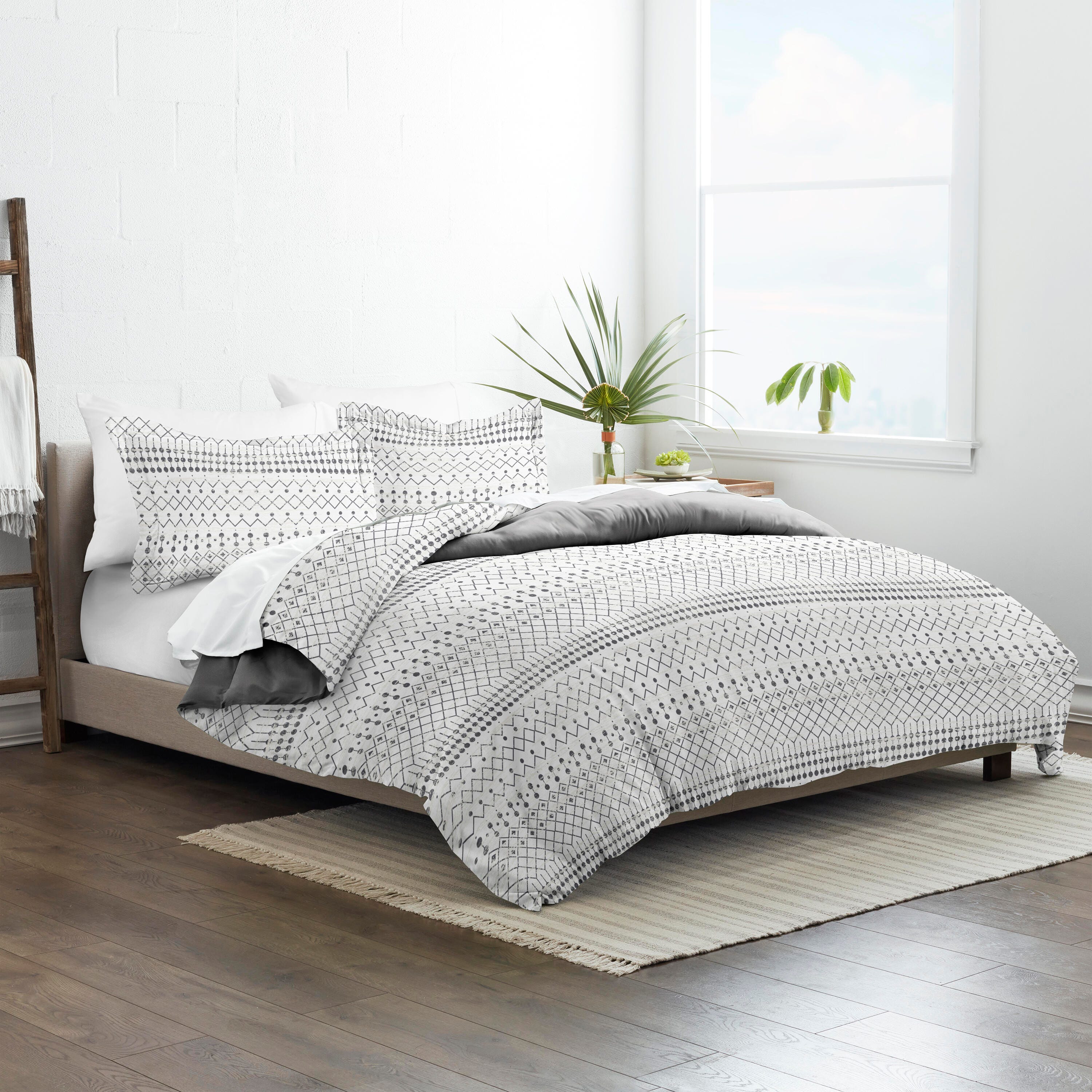 iEnjoy home Premium Ultra Soft Etched Gate Pattern 3-Piece Reversible King Duvet Cover Set, Charcoal/White, large