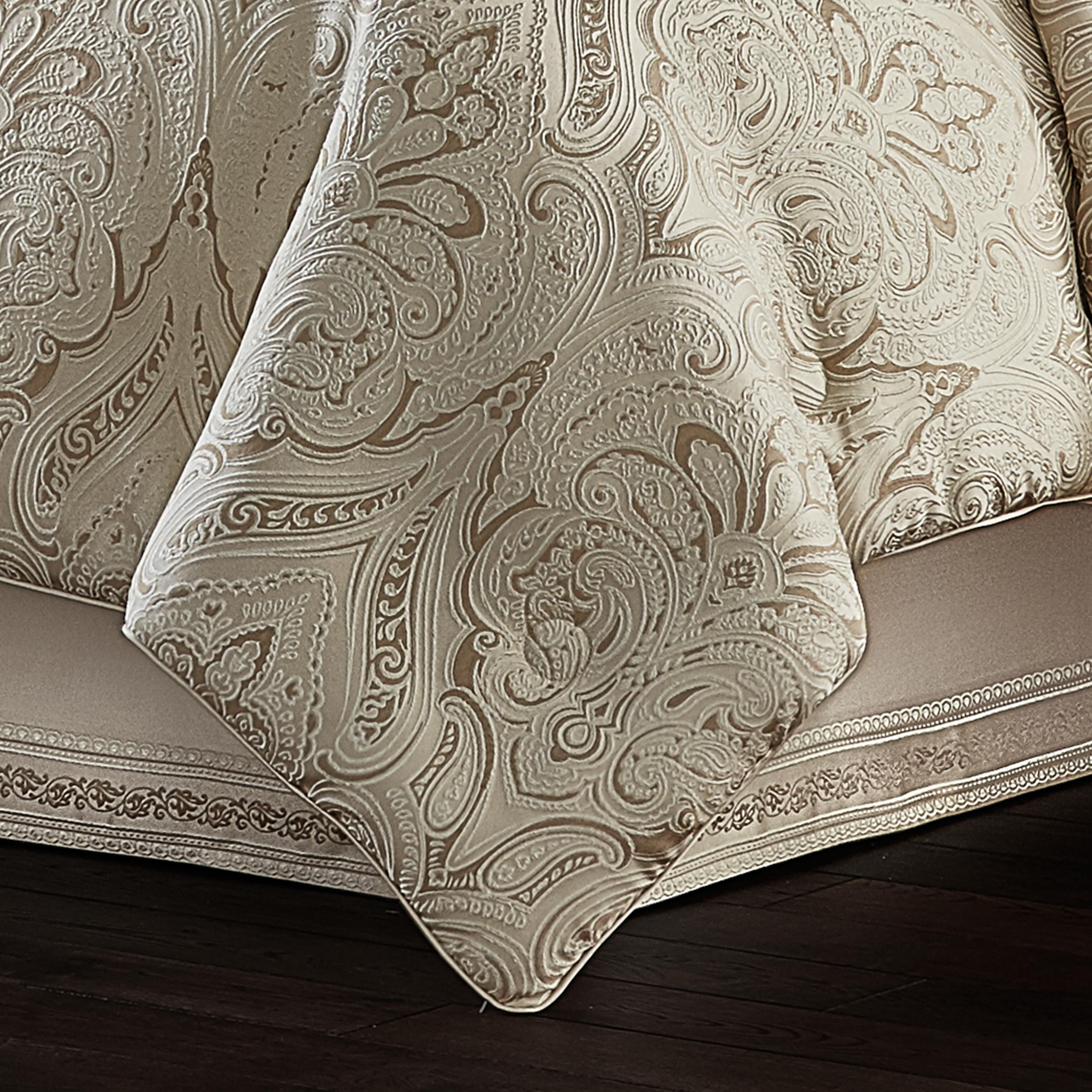 J. Queen New York Trinity King 4 Piece Comforter Set | Ashley