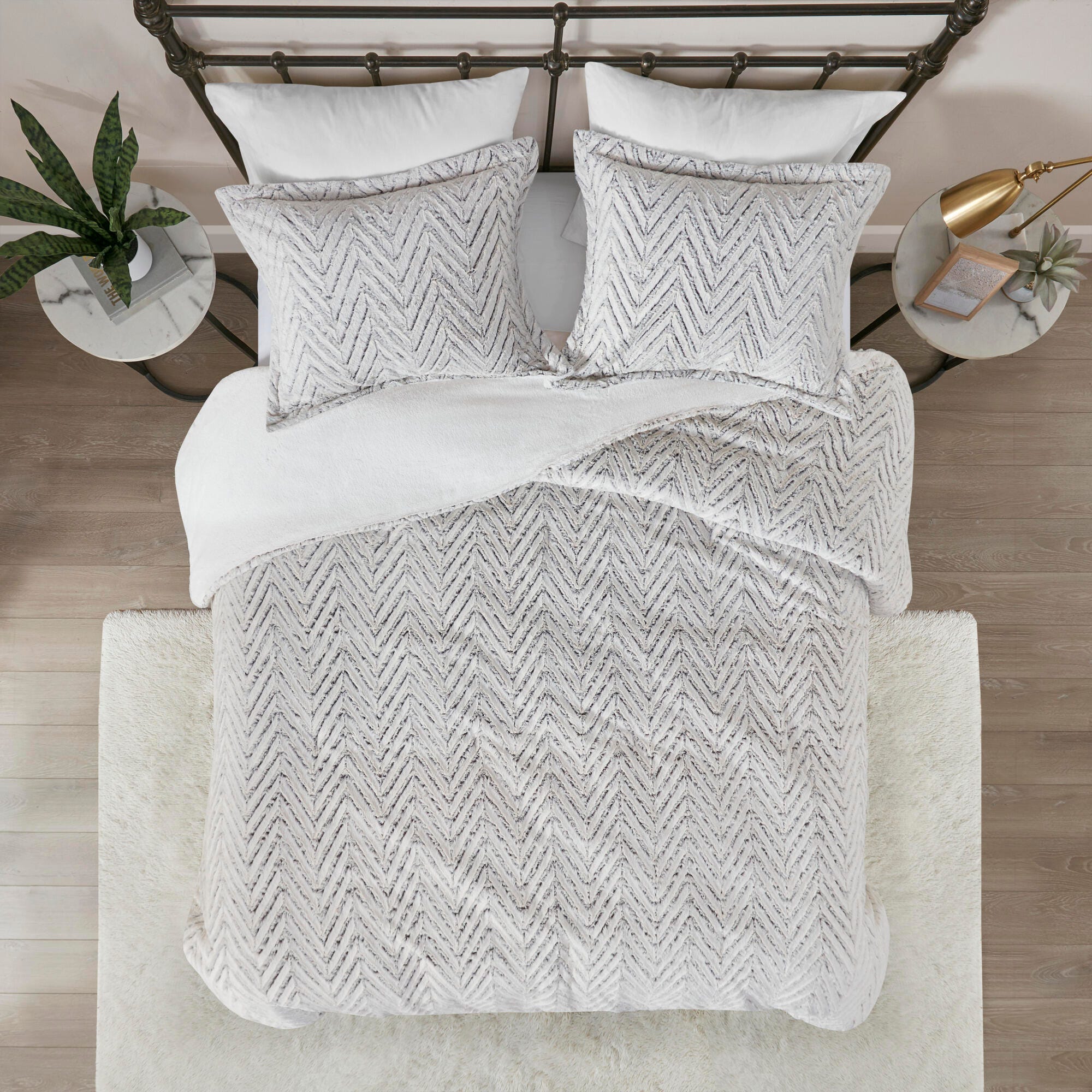 Aurora Ultra Plush Down Alternative King/California King Comforter