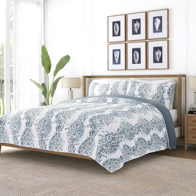 Ienjoy Home All Season 3 Piece Full/Queen Distressed Damask Reversible Quilt Set with Shams