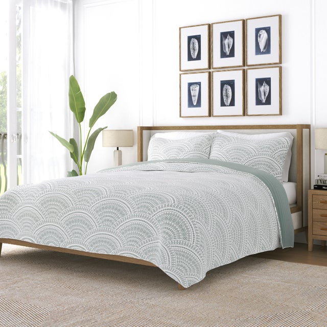 Ienjoy Home All Season 3 Piece Full/Queen Scallop Reversible Quilt Set with Shams
