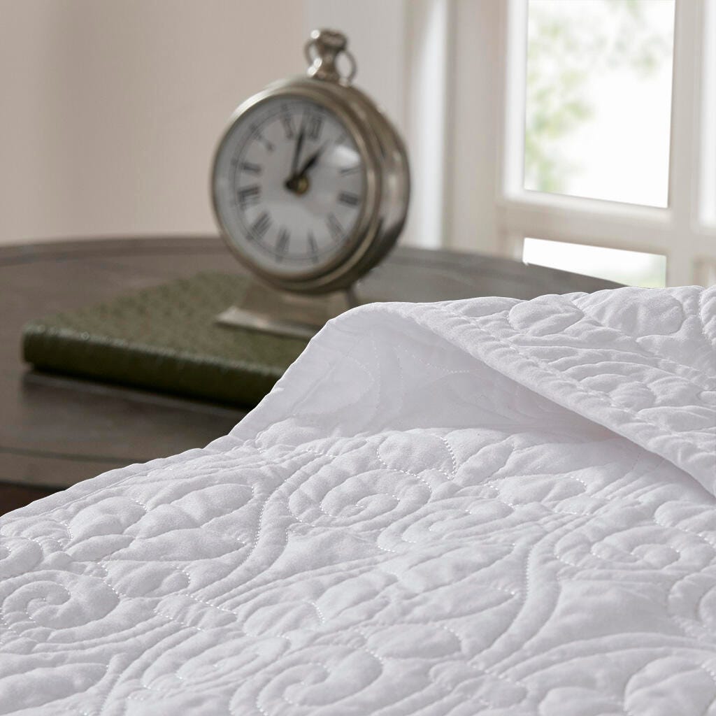 Quebec King/California King Reversible Quilt Set, White, large