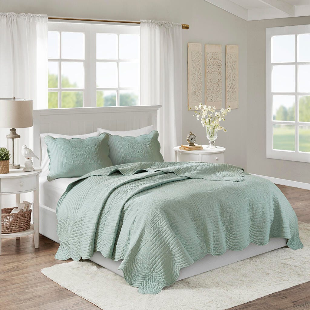 Tuscany / 3 Piece Reversible Scalloped Edge Quilt Set, , large