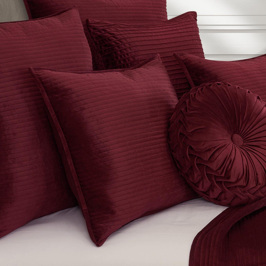 J. Queen New York Townsend Quilt Full/Queen 3 Piece Quilt Set, Red, large