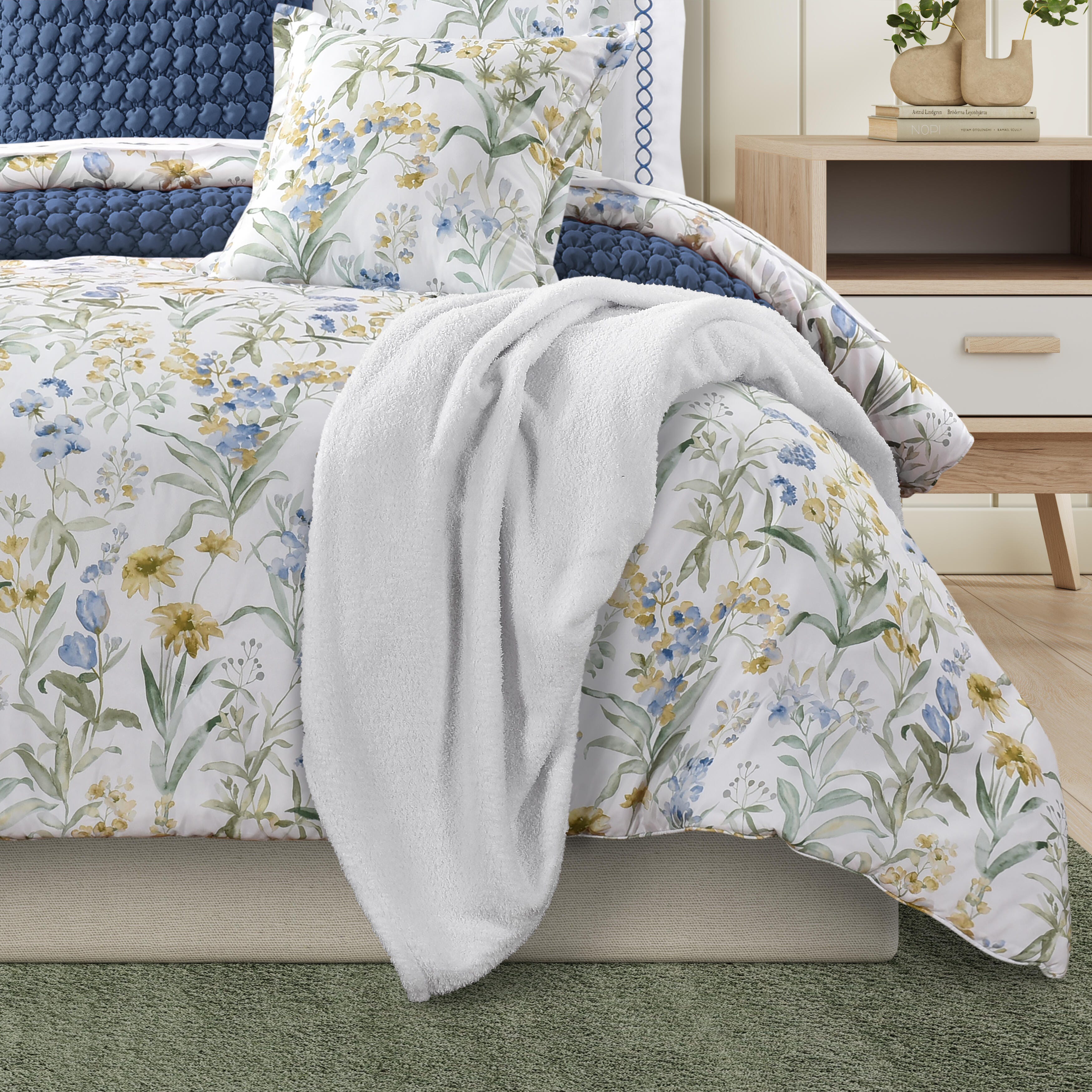 J. Queen Bold Cozy Throw, White, large