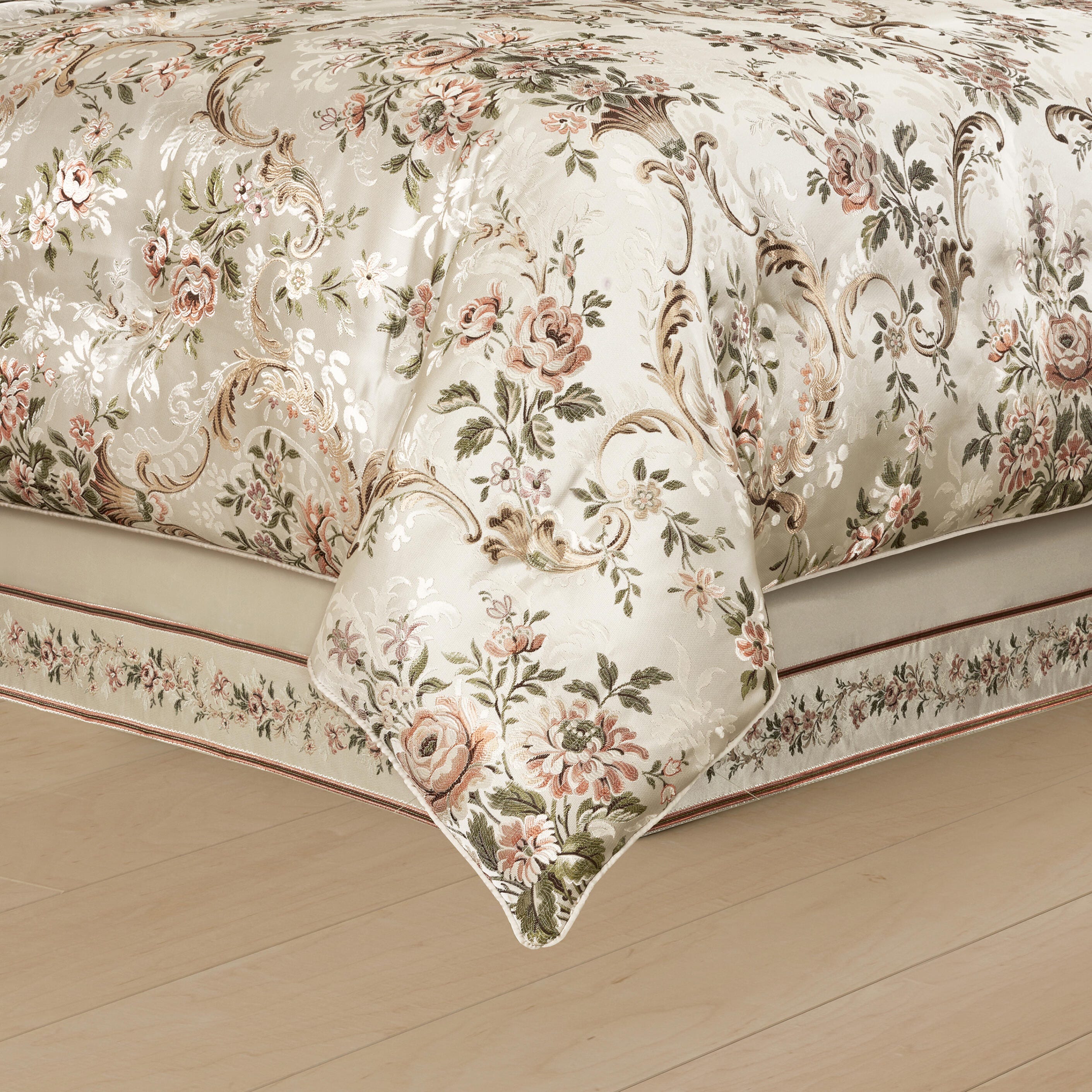 J. Queen New York Pecora Comforter - Thumbnail 3