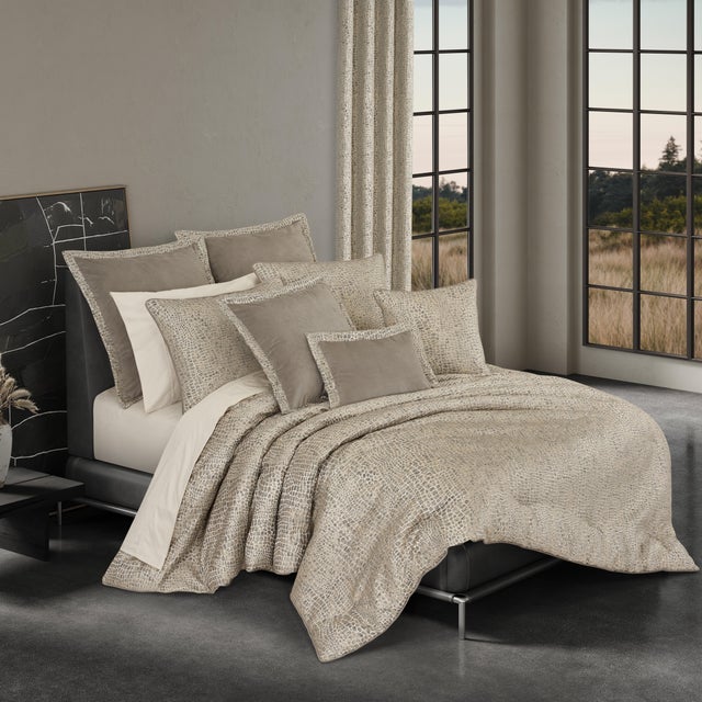 J. Queen New York Habitat 3-Piece Full/Queen Comforter Set