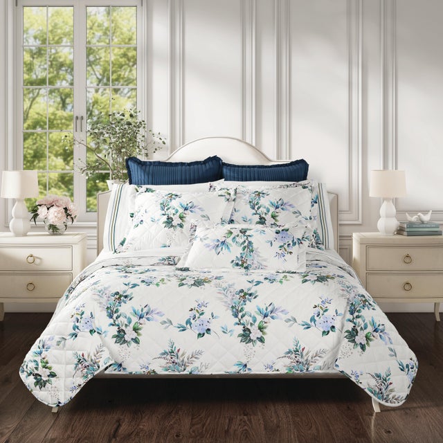 J. Queen Cottage Meadow 3 Piece Full/Queen Quilt Set