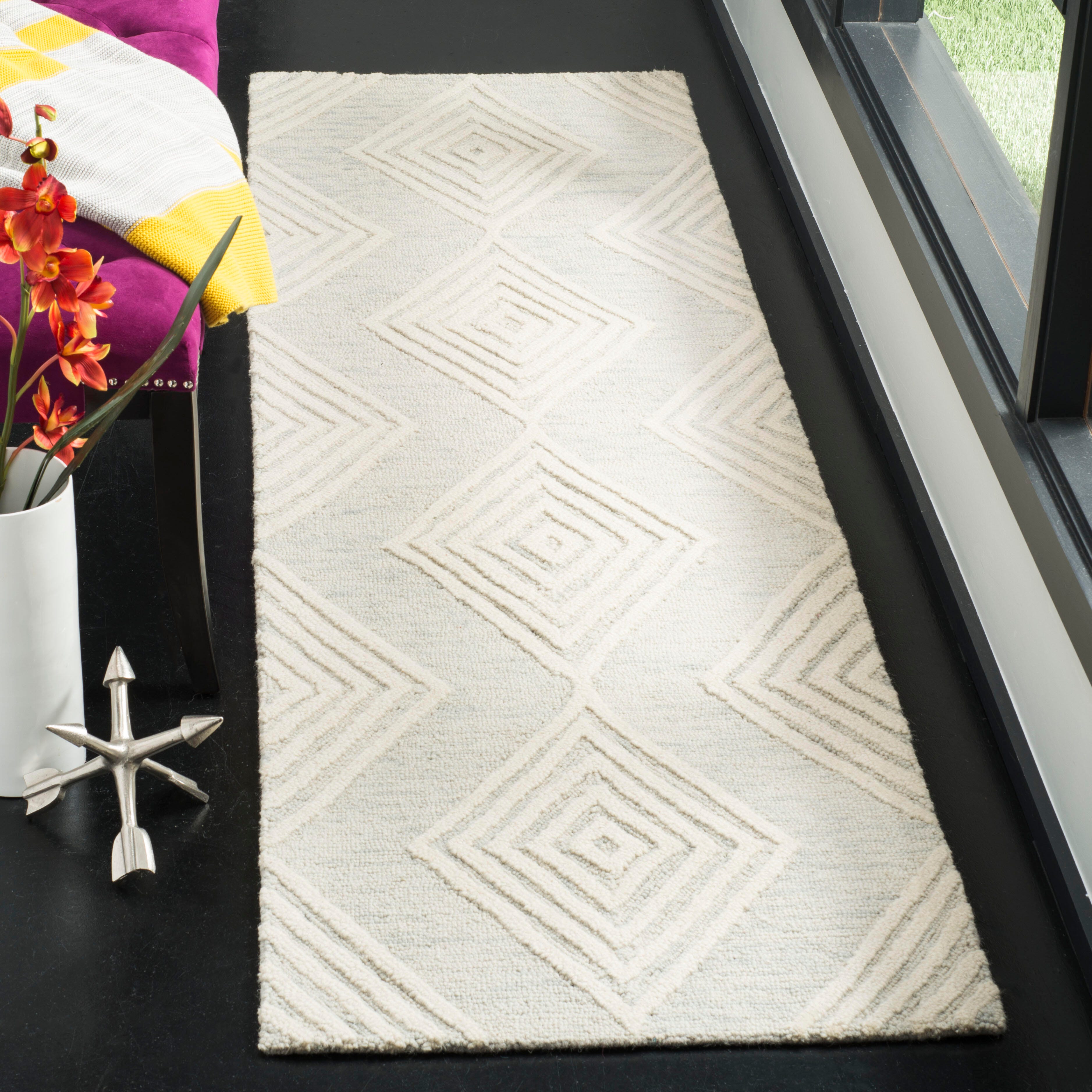Safavieh Blossom 2'3" X 8' Runner, Silver/Ivory, rollover