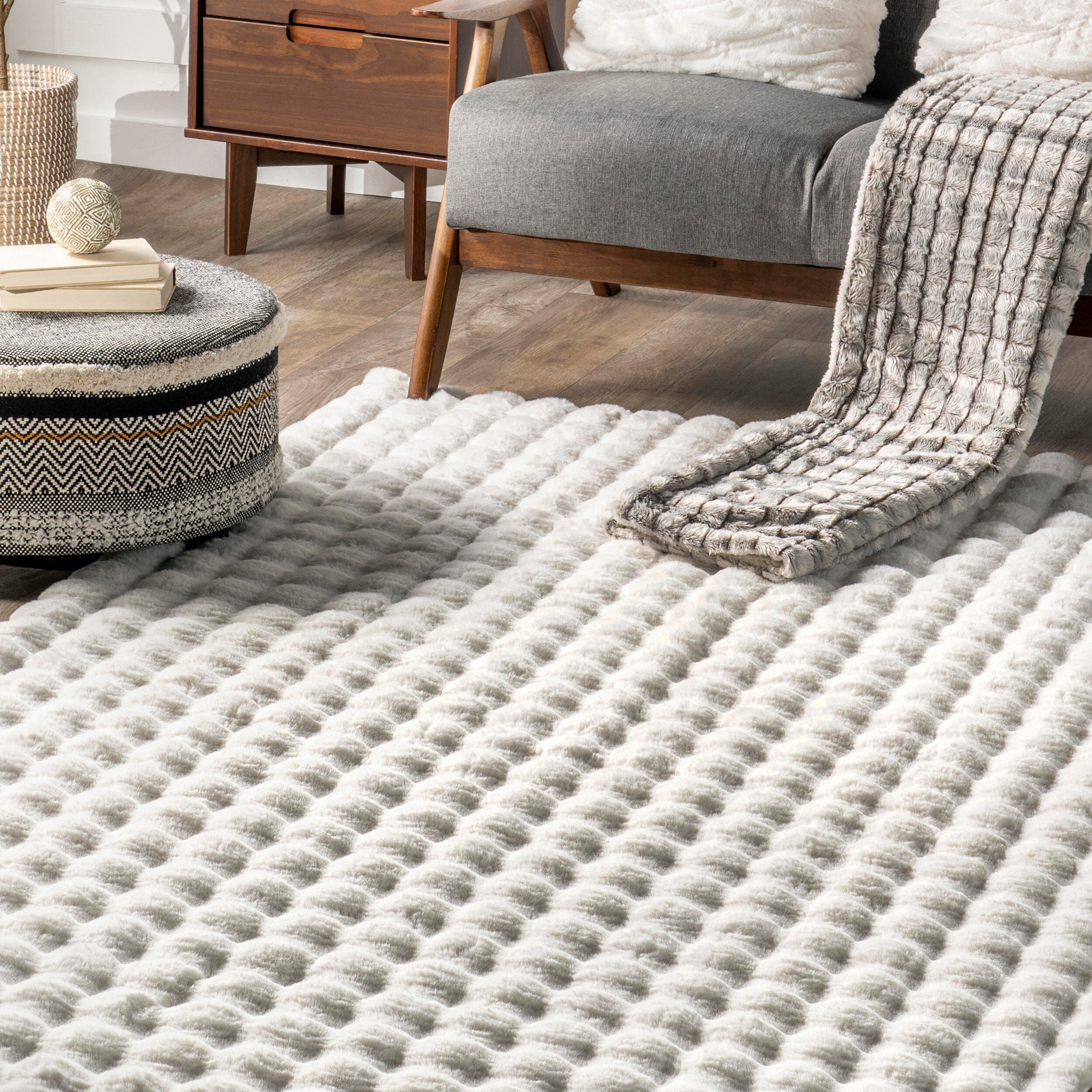 nuLOOM Jeni Solid Faux Rabbit Machine Washable Area Rug, White, large