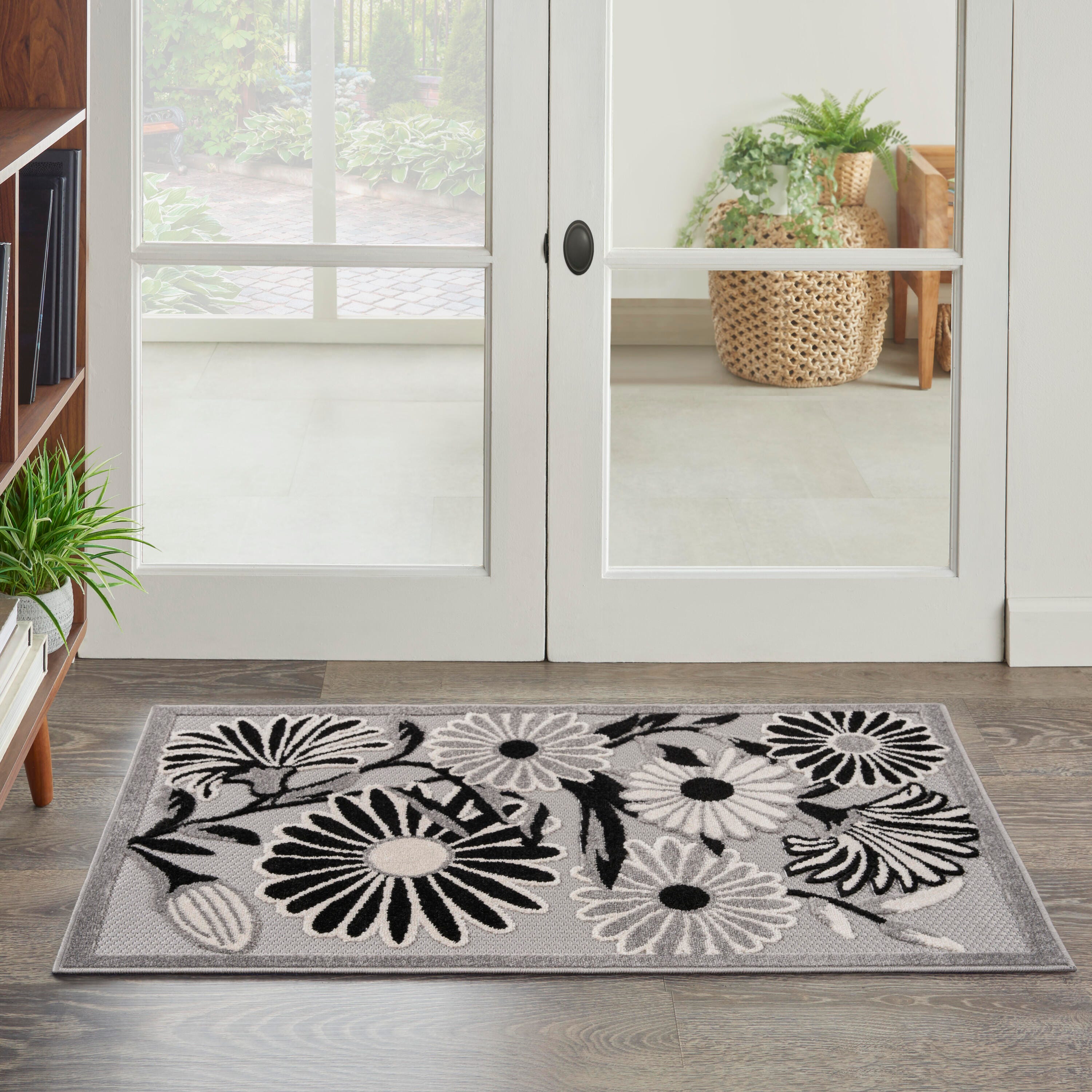 Nourison Home Splash 2'8" X 4' Daisy Floral Area Rug, Black/White, rollover