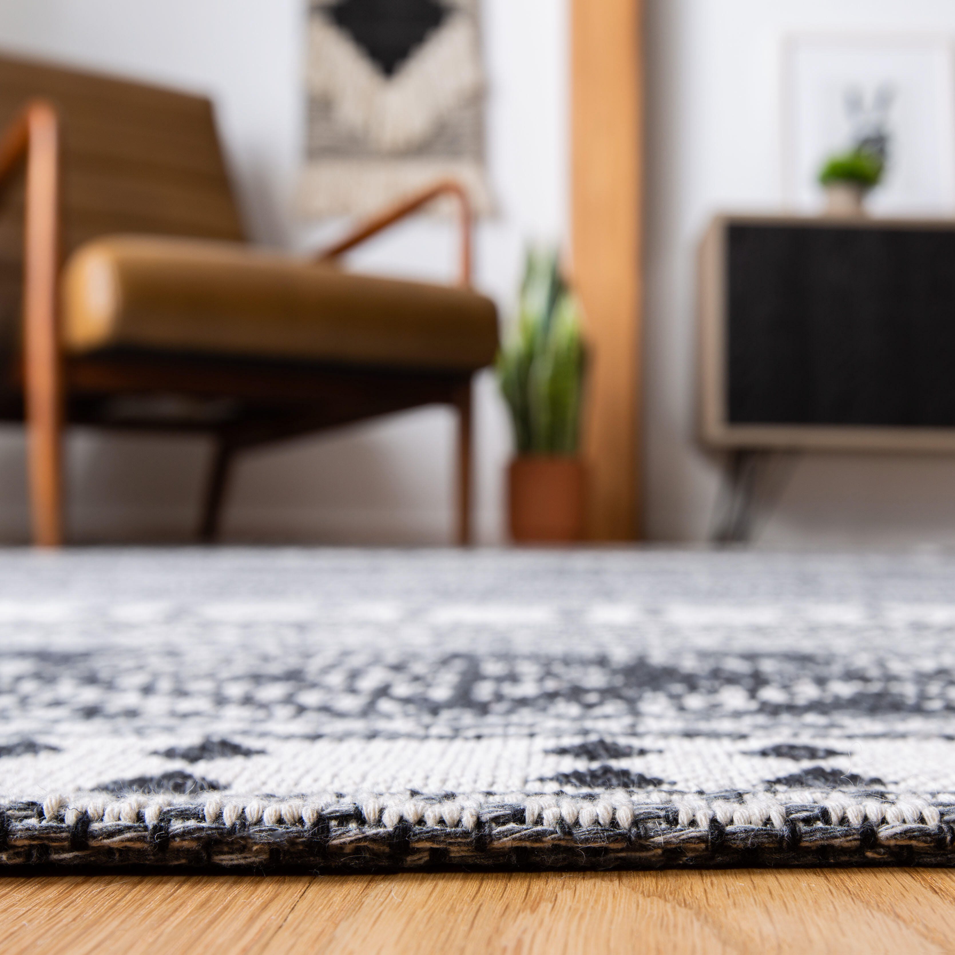 Safavieh Augustine 2'10" x 5' Area Rug, Black/Cream, large