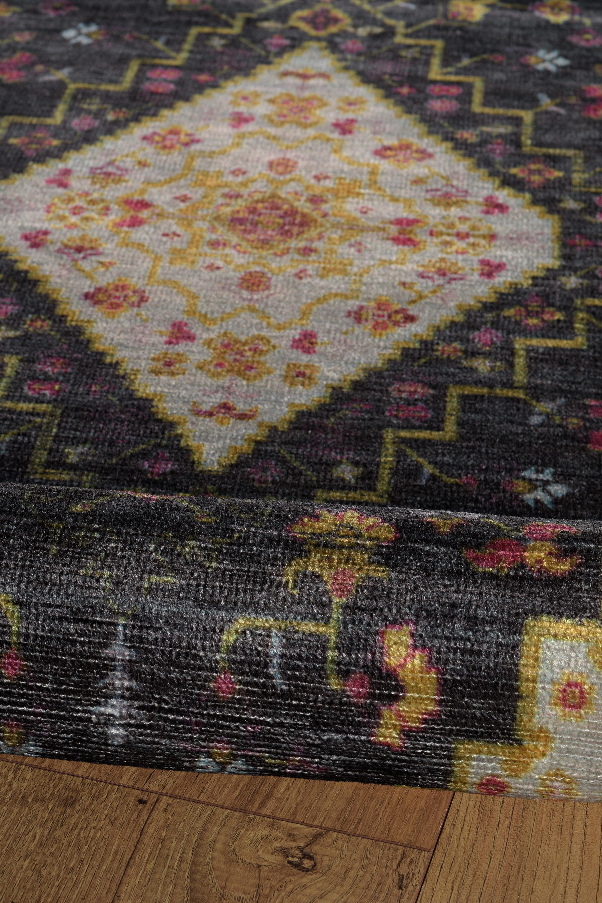 Linon Lana Gazia 2' X 3' Accent Rug, Black, large