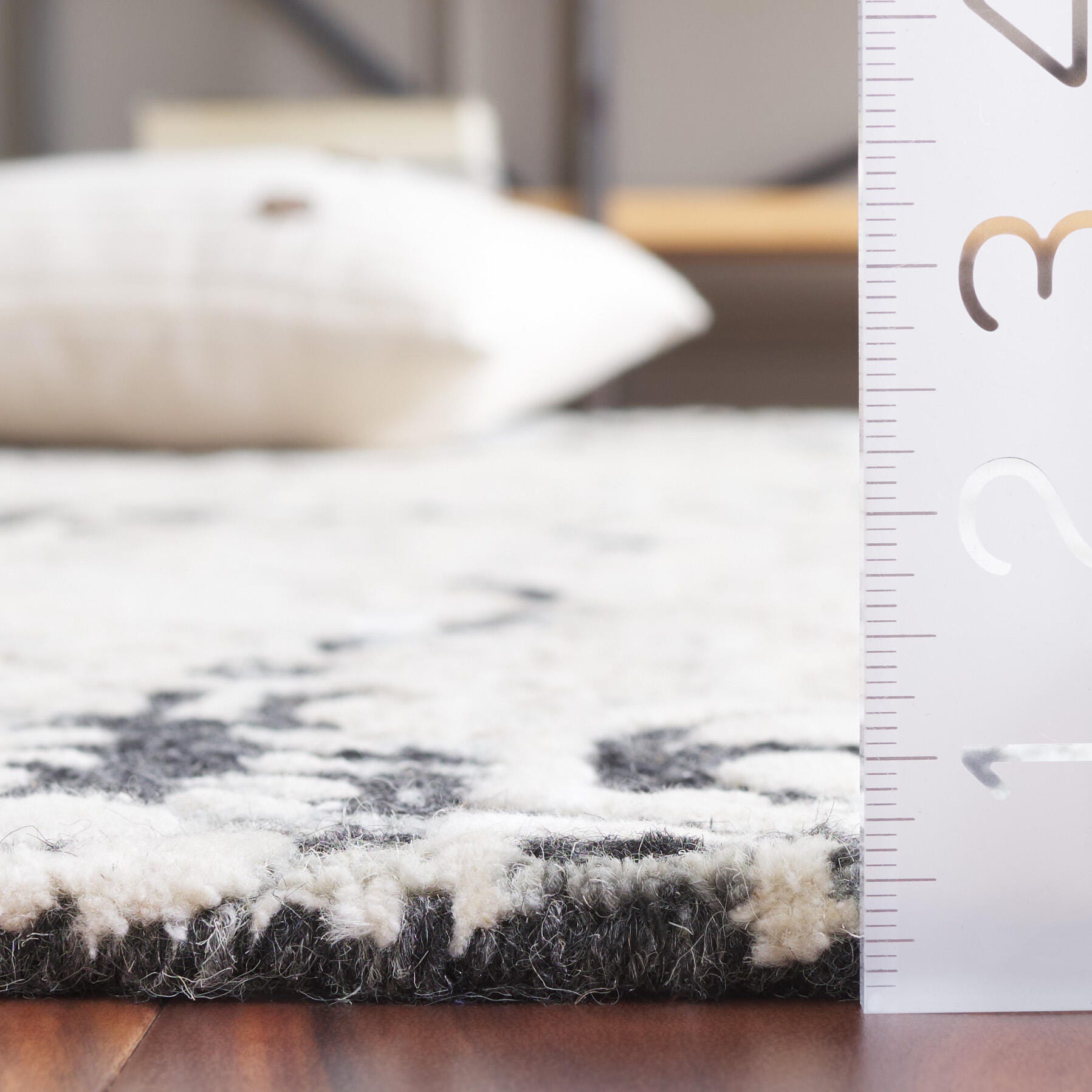 Safavieh Ebony 5' x 8' Area Rug, Black/Ivory, large