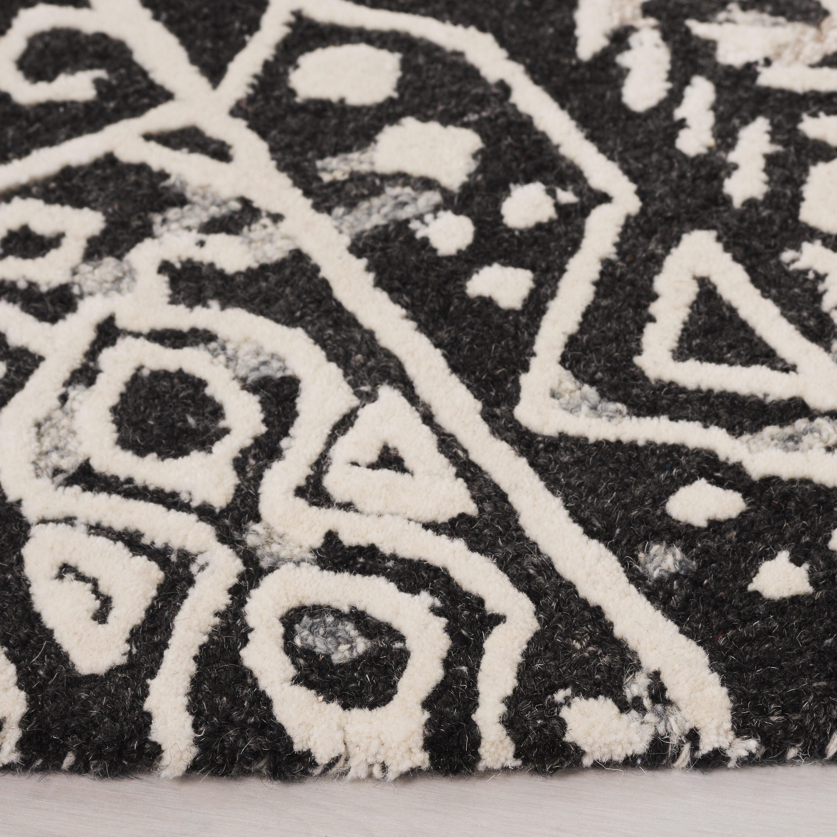 Safavieh Ebony 6' x 6' Round Area Rug, Black/Ivory, large
