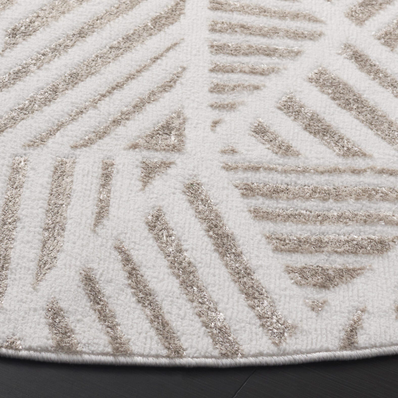 Safavieh Maya 5' 3" x 7' 6" Area Rug, Ivory, large